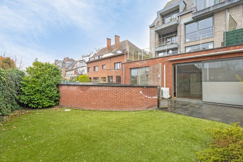 NABIJ AZALEAPARK, INSTAPKLAAR GELIJKVLOERSAPPARTEMENT MET TUIN EN GARAGE foto 3