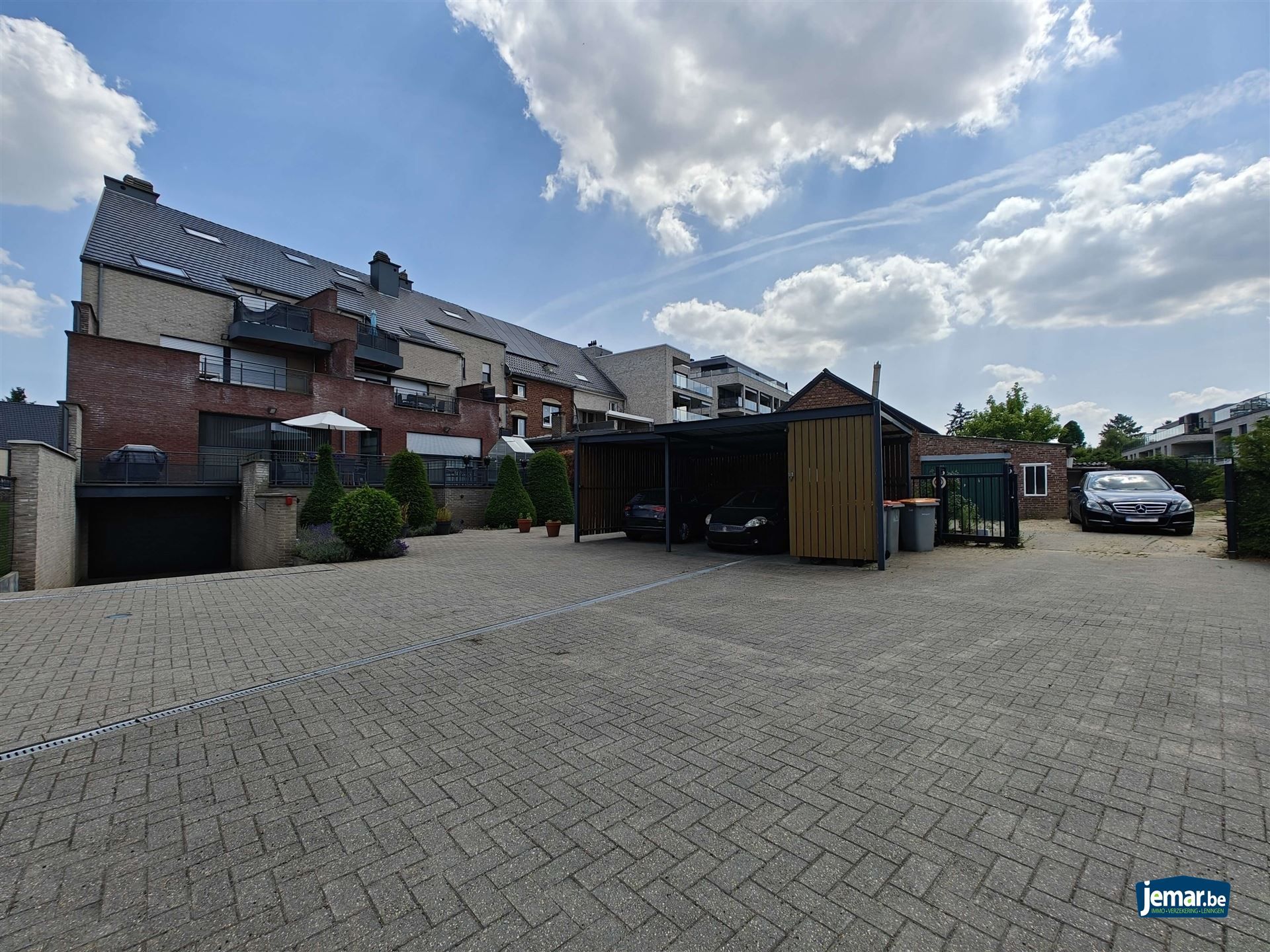 Instapklaar triplex appartement met 2 slaapkamers een zeer grote garage en een carport  foto 26
