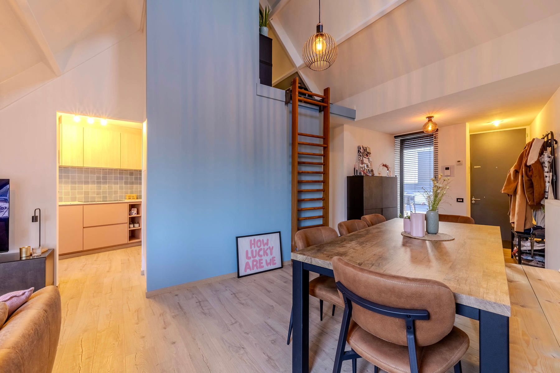 Instapklaar dakapp met 1slpk, 2x terras en kelder foto {{pictureIndex}}