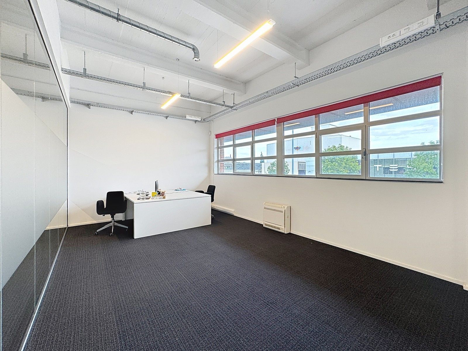 Instapklare KANTOORRUIMTEN (436m²) voorzien van alle comfort (databekabeling, airco,...) en private parkeergelegenheid. Vlot bereikbaar via Expresweg van Brugge! foto 19