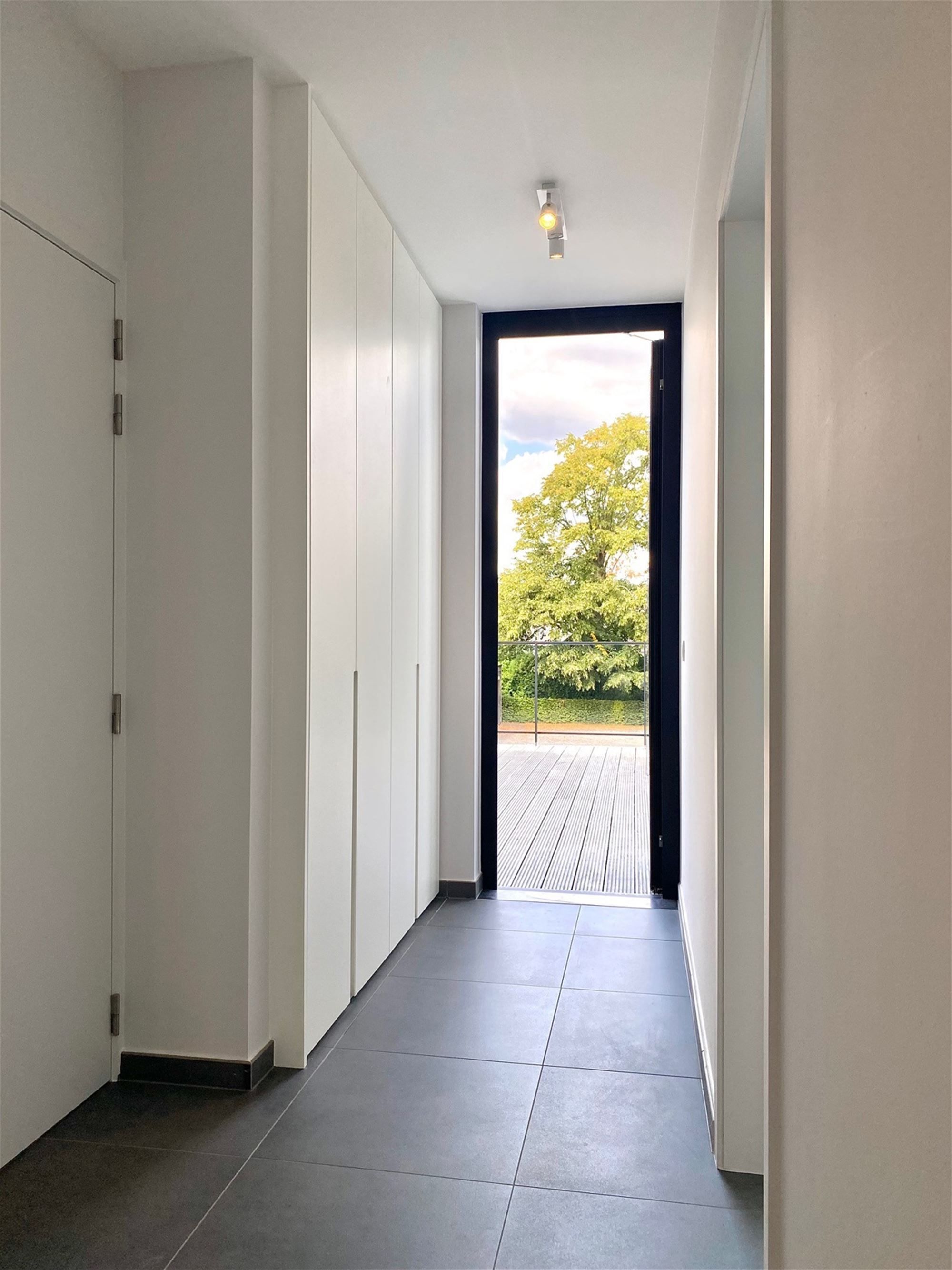 Instapklaar APPARTEMENT (1ste verdieping) met 2 slaapkamers, ruime terrassen (2), garage  & autostaanplaats  foto 2