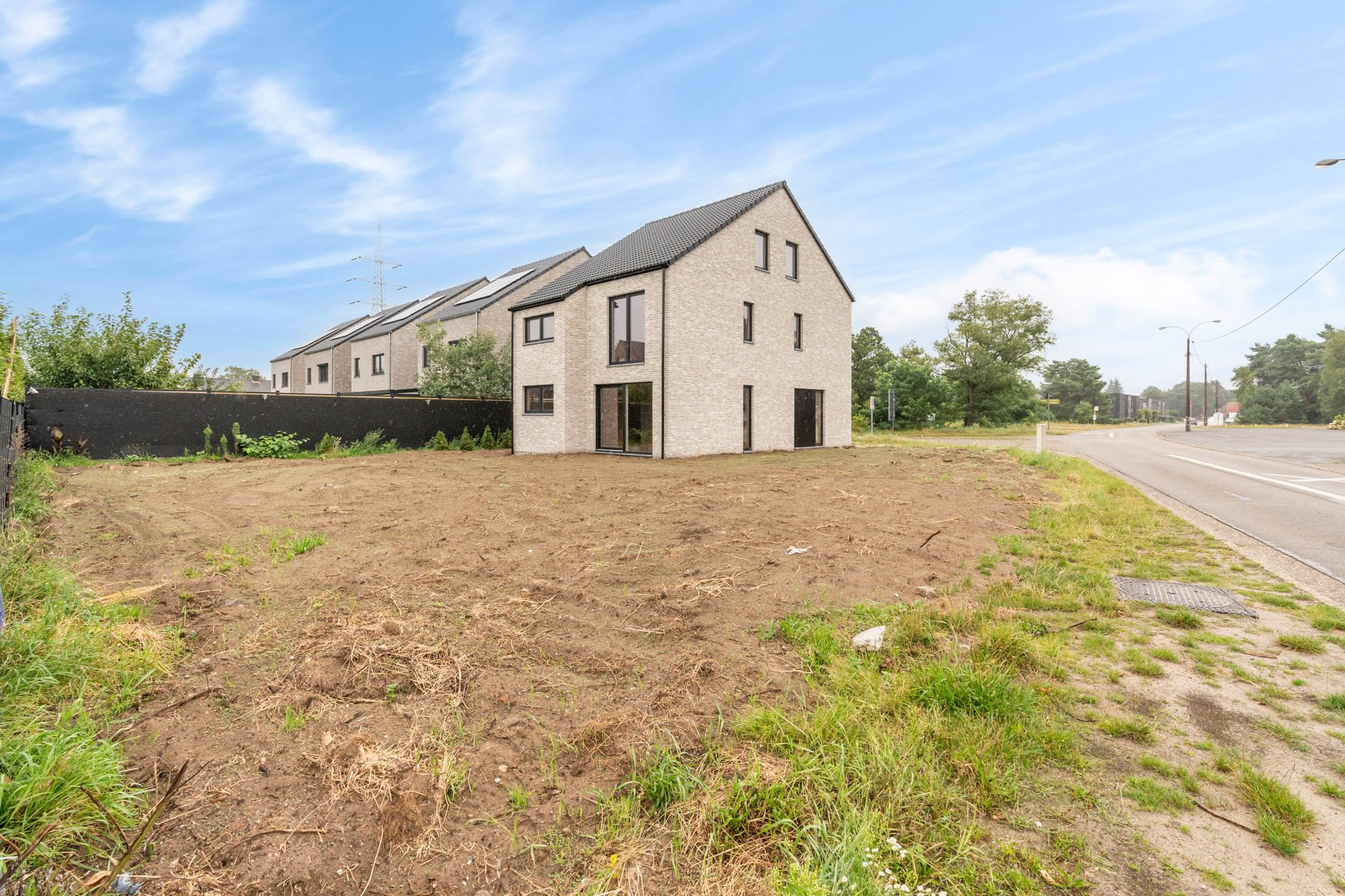 IDEALIS VASTGOED - ROYALE CASCO-WONING MET EEN HEERLIJK LICHTRIJKE WOONKAMER MET OPEN KEUKEN EN AANSLUITEND DE BERGPLAATS, 3 SLAAPKAMERS (MEER MOGELIJK), EEN RUIME BADKAMER EN RUIME 2DE VERDIEPING OP KNAP HOEKPERCEEL VAN +- 5A 54CA! foto 9