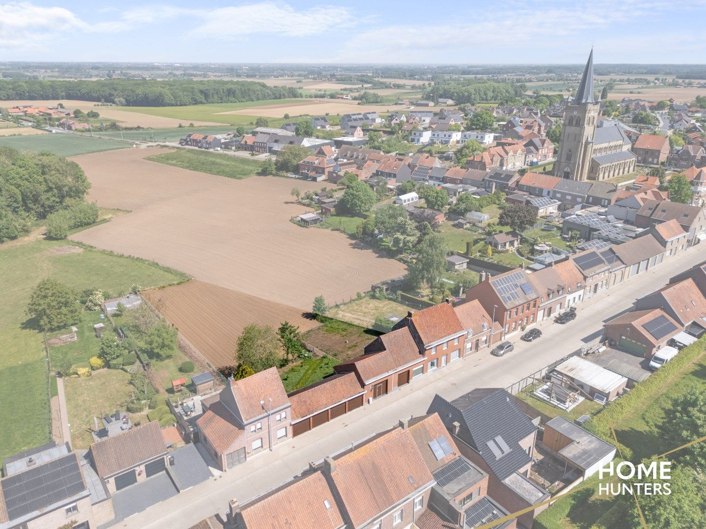 Karaktervolle woning met 6 garages en panoramisch zicht op groen landschap foto 2