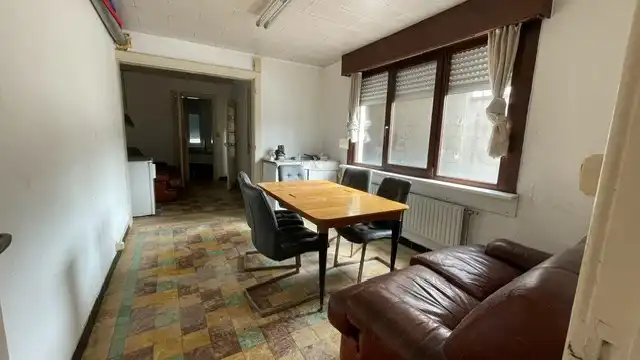 Te renoveren woning met magazijn en inrijpoort foto 13