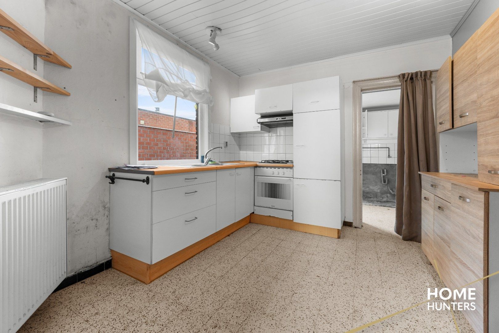 Op te frissen woning met 3 slaapkamers, ruime tuin en grote garage nabij centrum Ieper foto 9