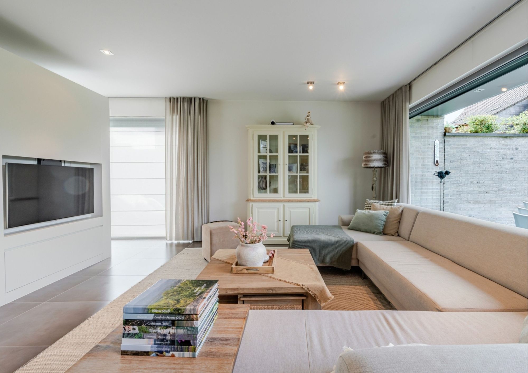 BEZOEKMOMENT ZATERDAG 30/08 VAN 11U TOT 13U | Eigentijdse high end villa met tuin, ruim terras & dubbele garage foto 4