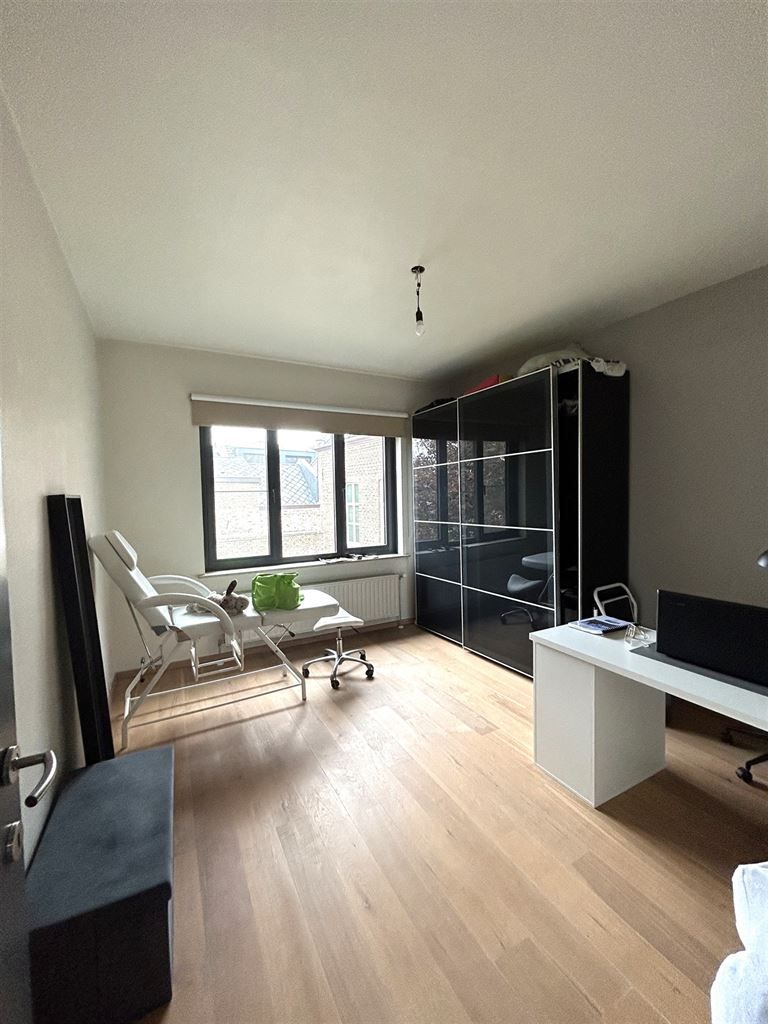 Mooi appartement met 2 slaapkamers, ruime woonkamer gelegen vlakbij de markt van Maaseik. foto 7