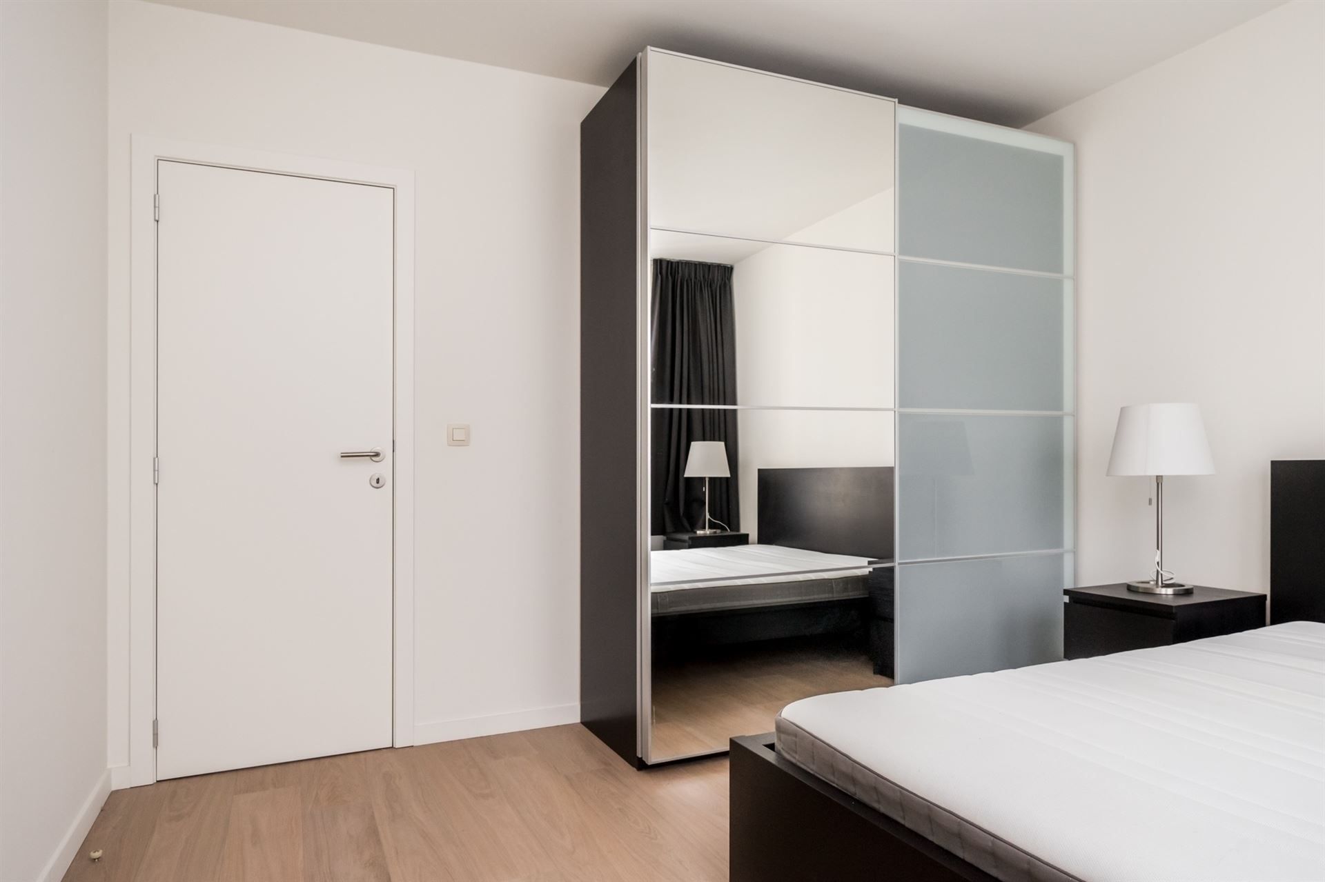 Prachtig recent 2 slaapkamer appartement in de Europese wijk foto 11