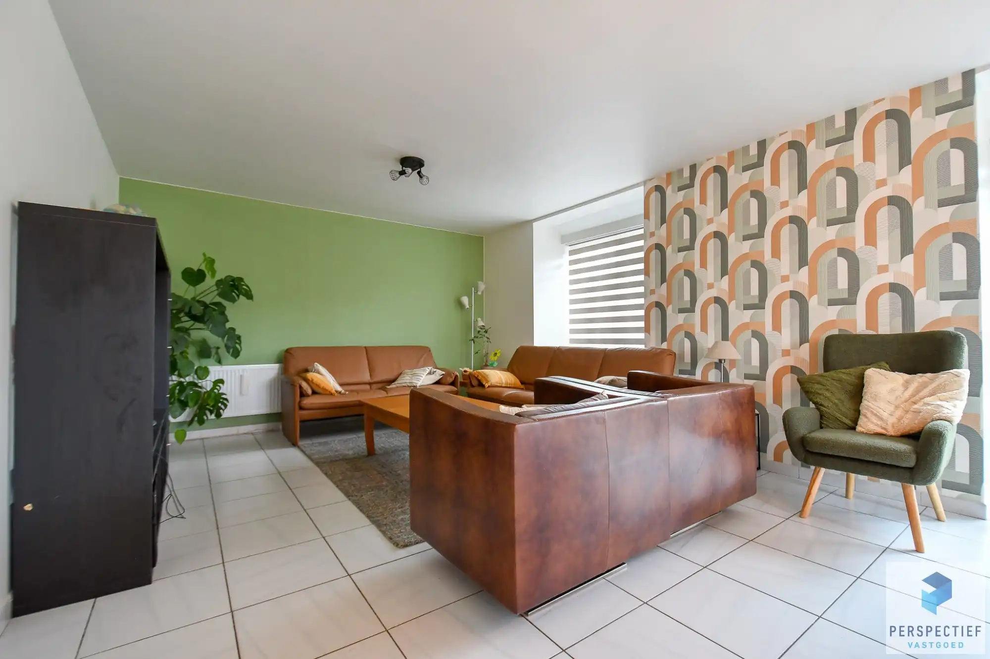Ruime en energiezuinig gerenoveerde halfopen bebouwing met 5 slaapkamers, garage en zonnige tuin foto 6