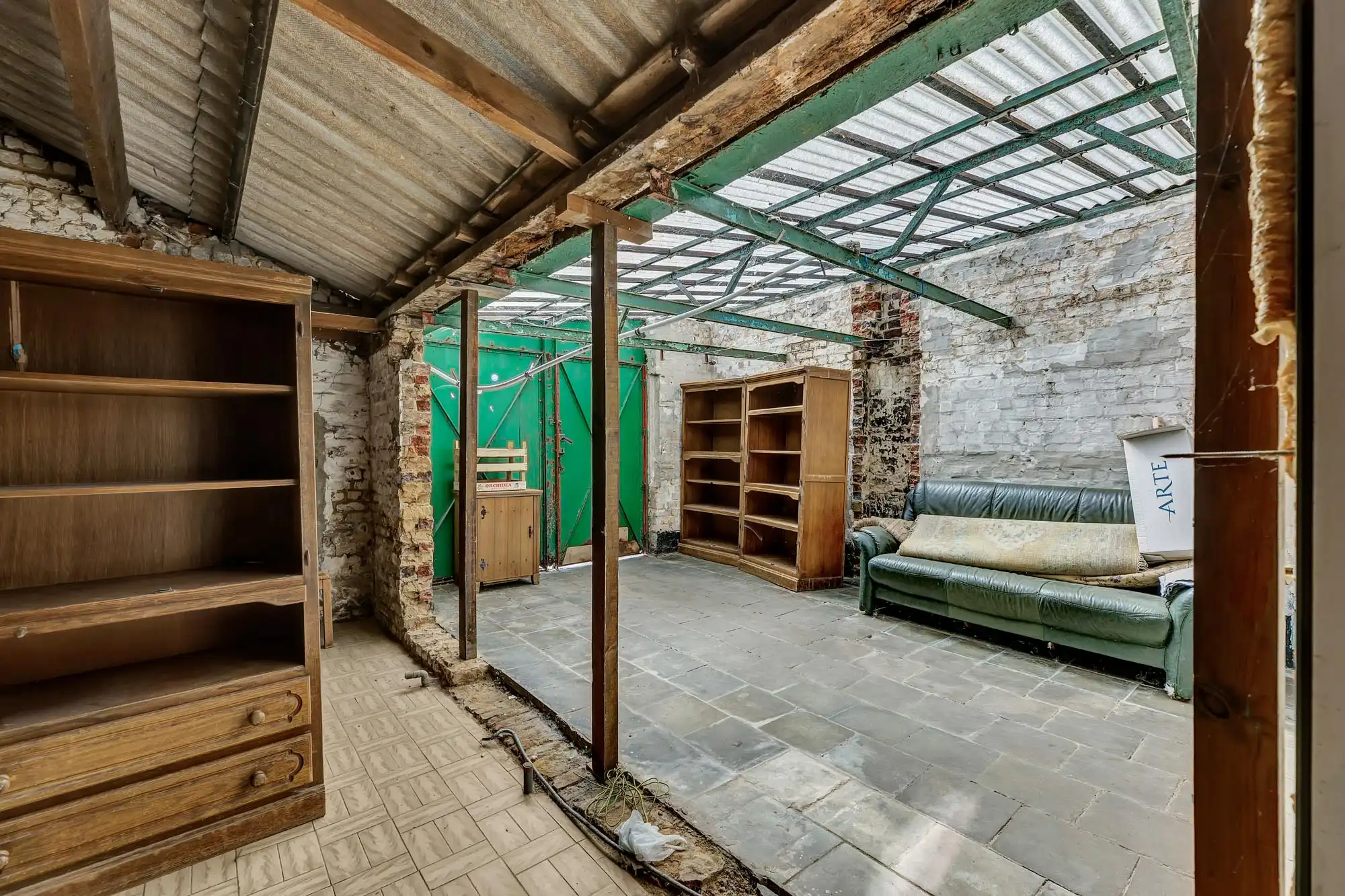 Te renoveren woning met veel potentieel en prachtige tuin foto 8