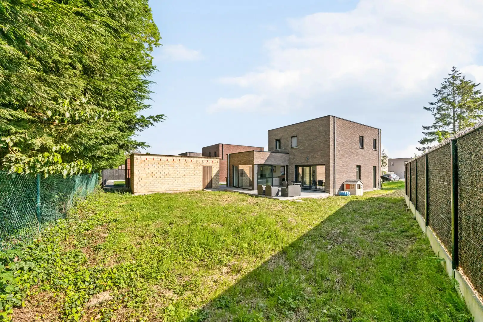 Recente villa met 3 slaapkamers, garage en zonnige tuin op een rustige ligging bij Ieper-centrum foto 16