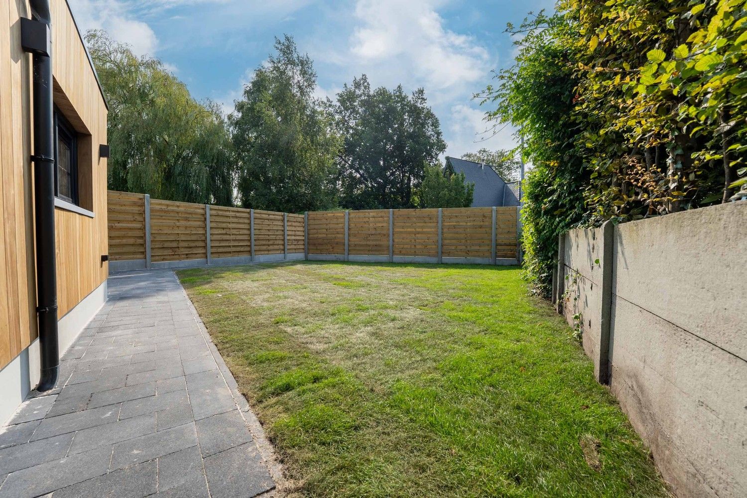 Volledig gerenoveerde woning met tuin en parkeerplaats foto 3