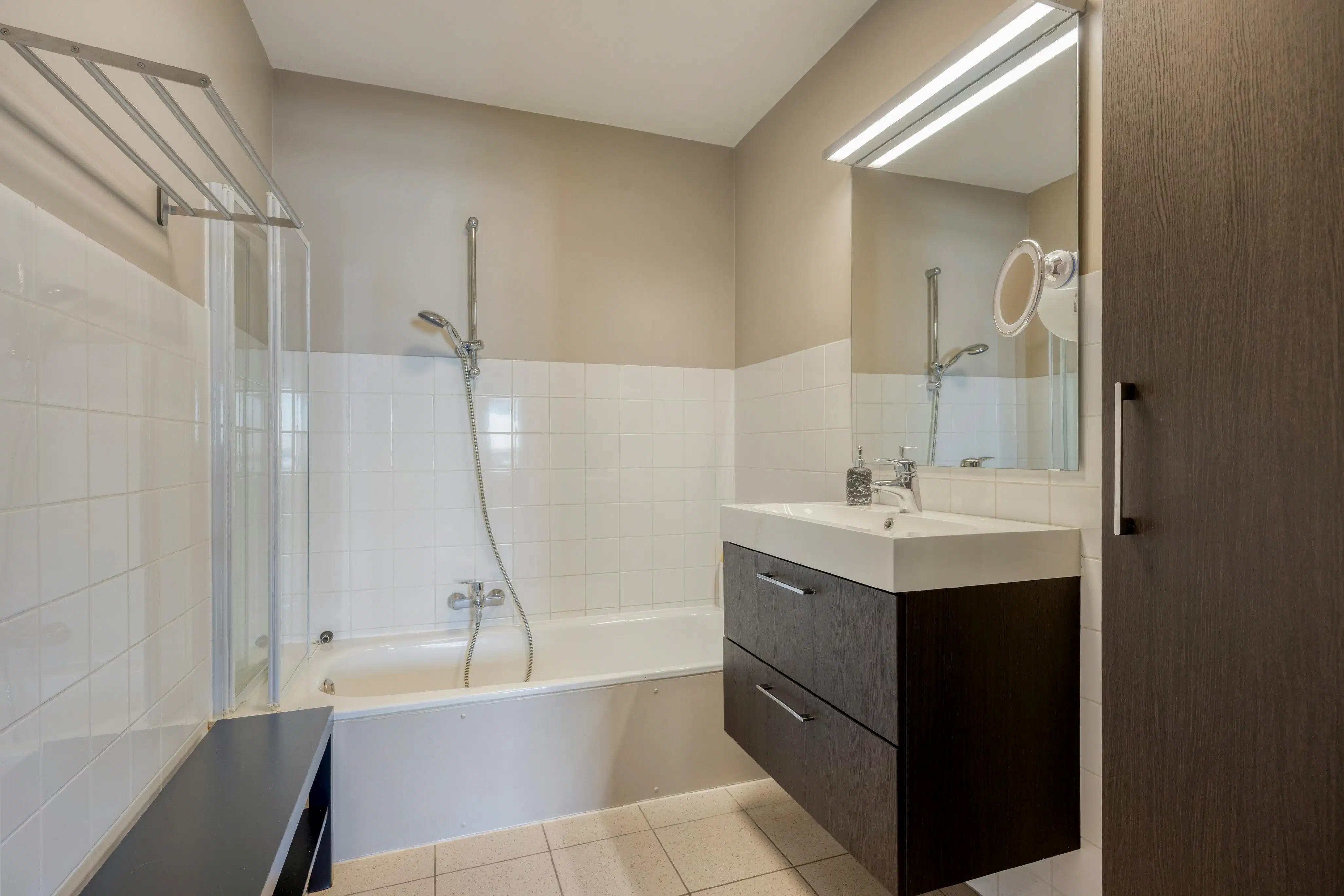 Goed onderhouden, ruim appartement te koop in centrum Maaseik foto 14