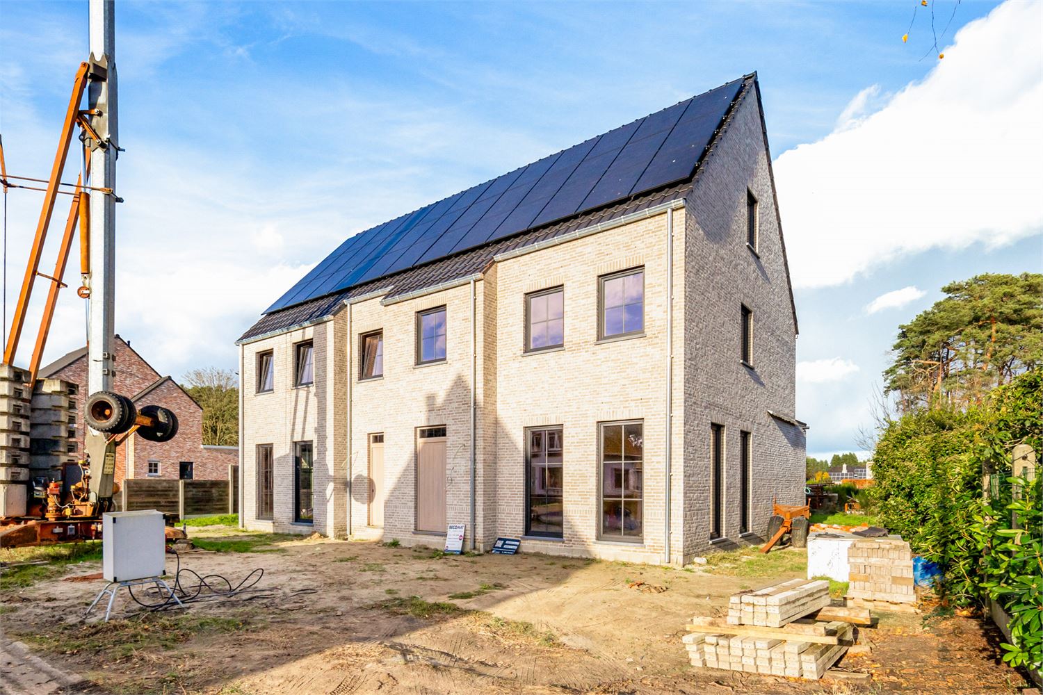 Idealis Vastgoed – Charmante CASCO+ woning met 2 tot 3 ruime slaapkamers, ruime woonkamer met open keuken, berging, achterinkom met wasruimte, badkamer en met maar liefst 18 zonnepanelen. De woning is gelegen op een rustig perceel aan de bosrand. foto 4