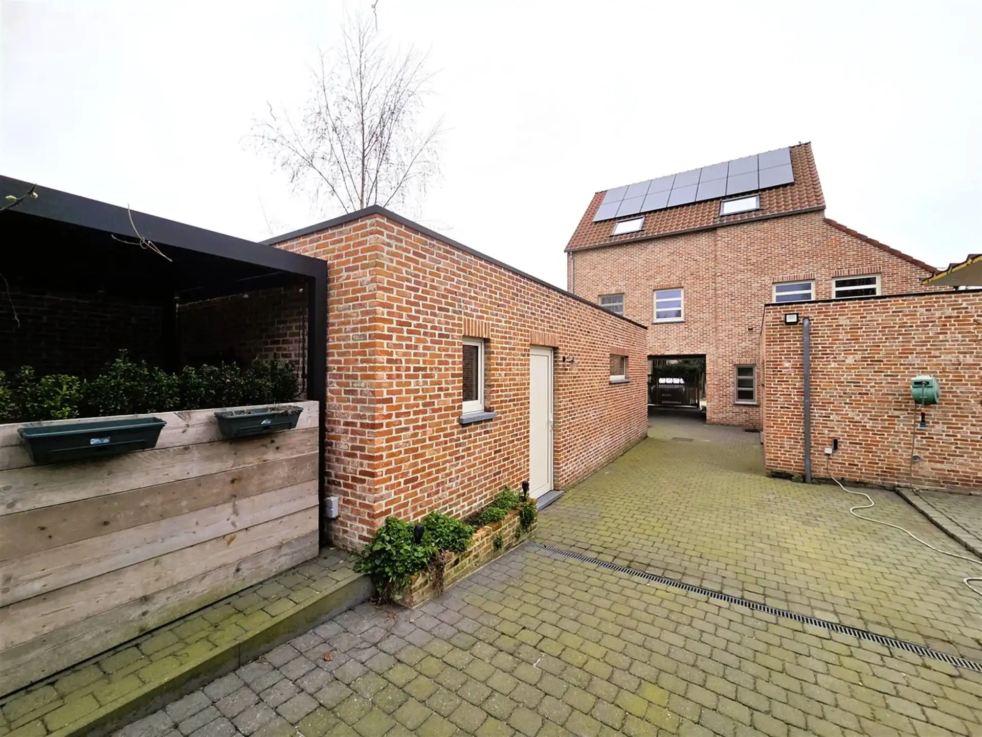 Zeer ruime woning, 3 tot 5 slaapkamers, 2 badkamers, volledig vernieuwd met ruim bijgebouw foto 2