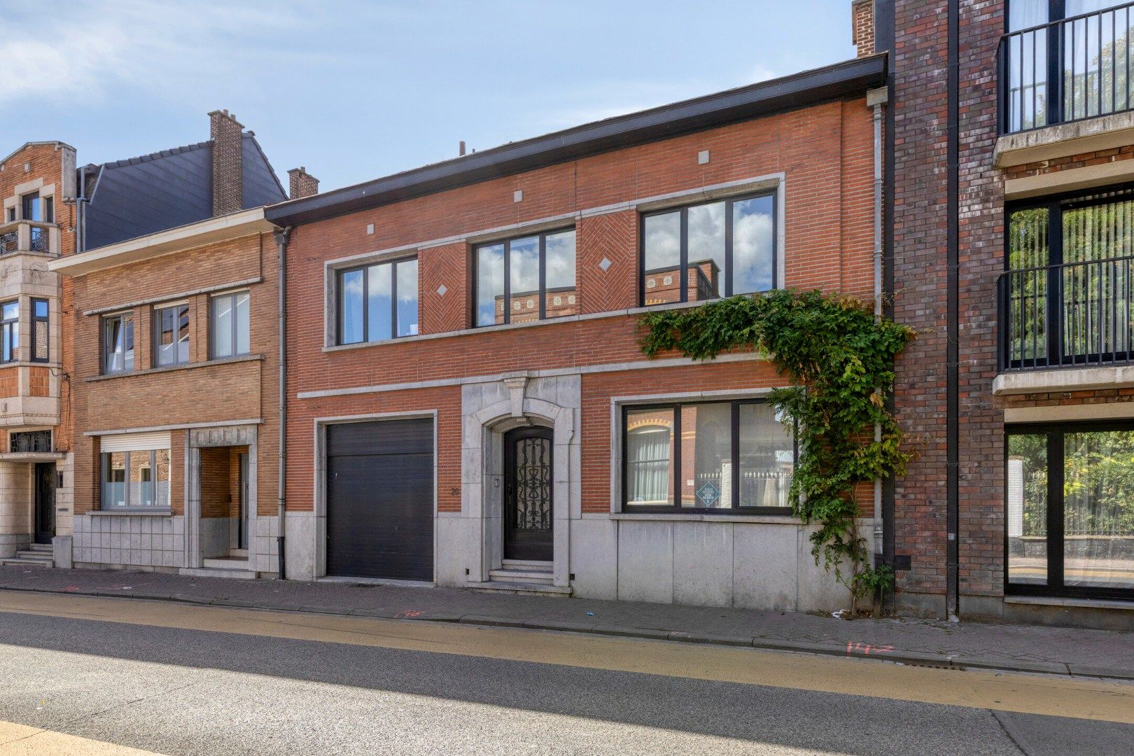 TE HUUR - Op zoek naar een stijlvol en uniek herenhuis met 5 slpk in hartje Merchtem? Welkom Home! foto {{pictureIndex}}