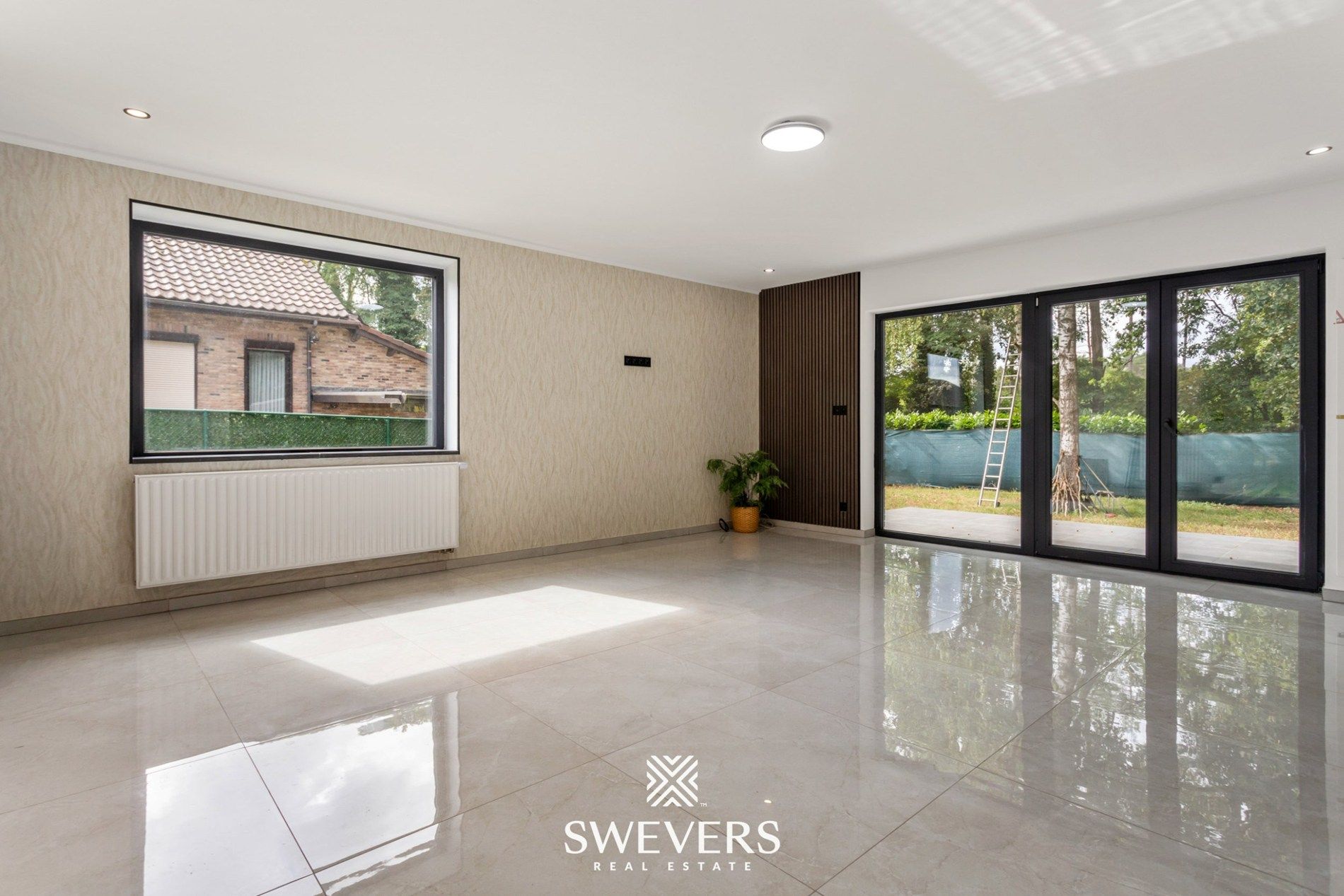 Volledig gerenoveerde gezinswoning met garage en tuin te Genk foto 3