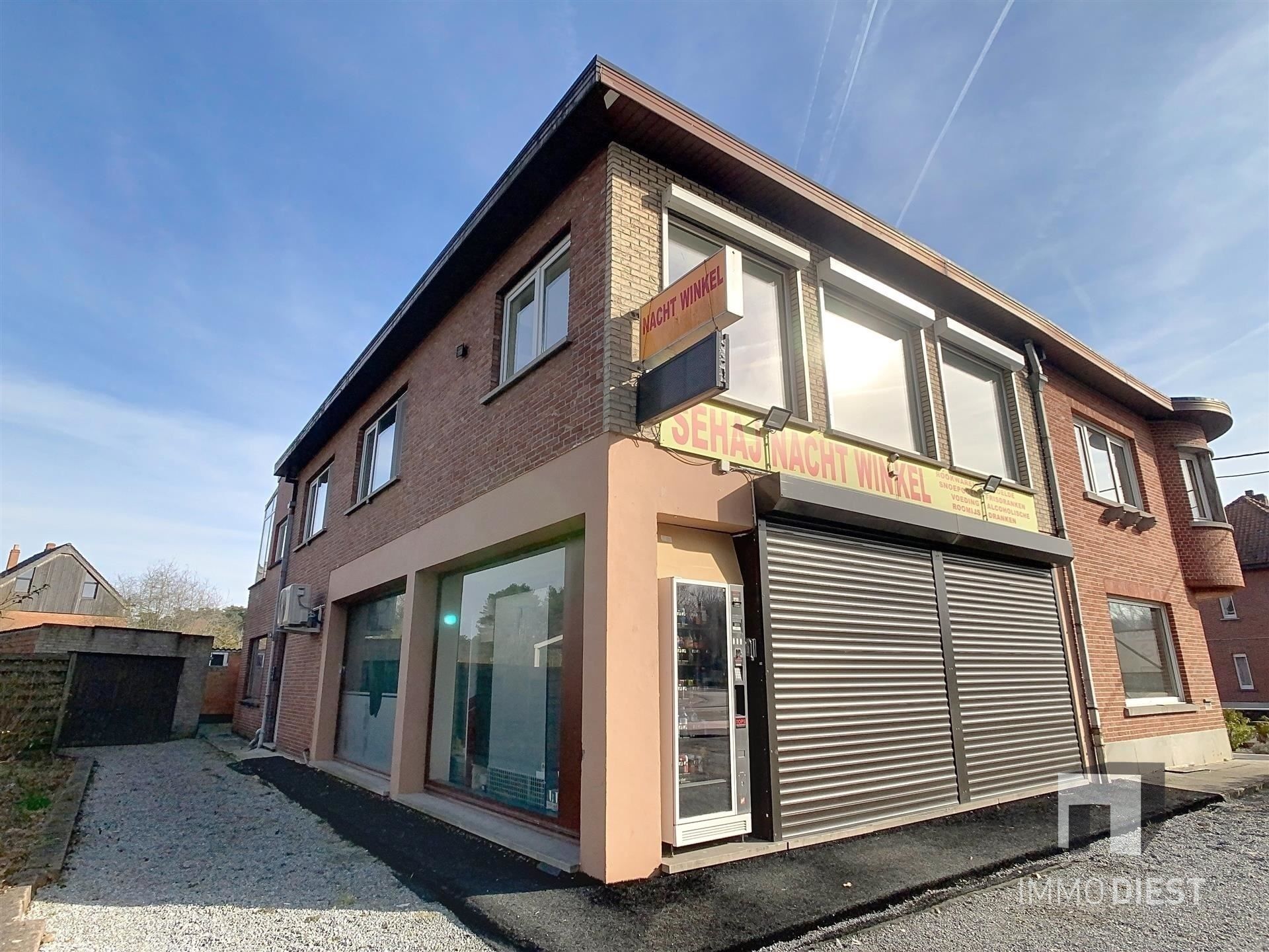 Hoofdfoto van de publicatie: Commercieel handelshuis met appartement, veelzijdige opportuniteit in Okselaar!