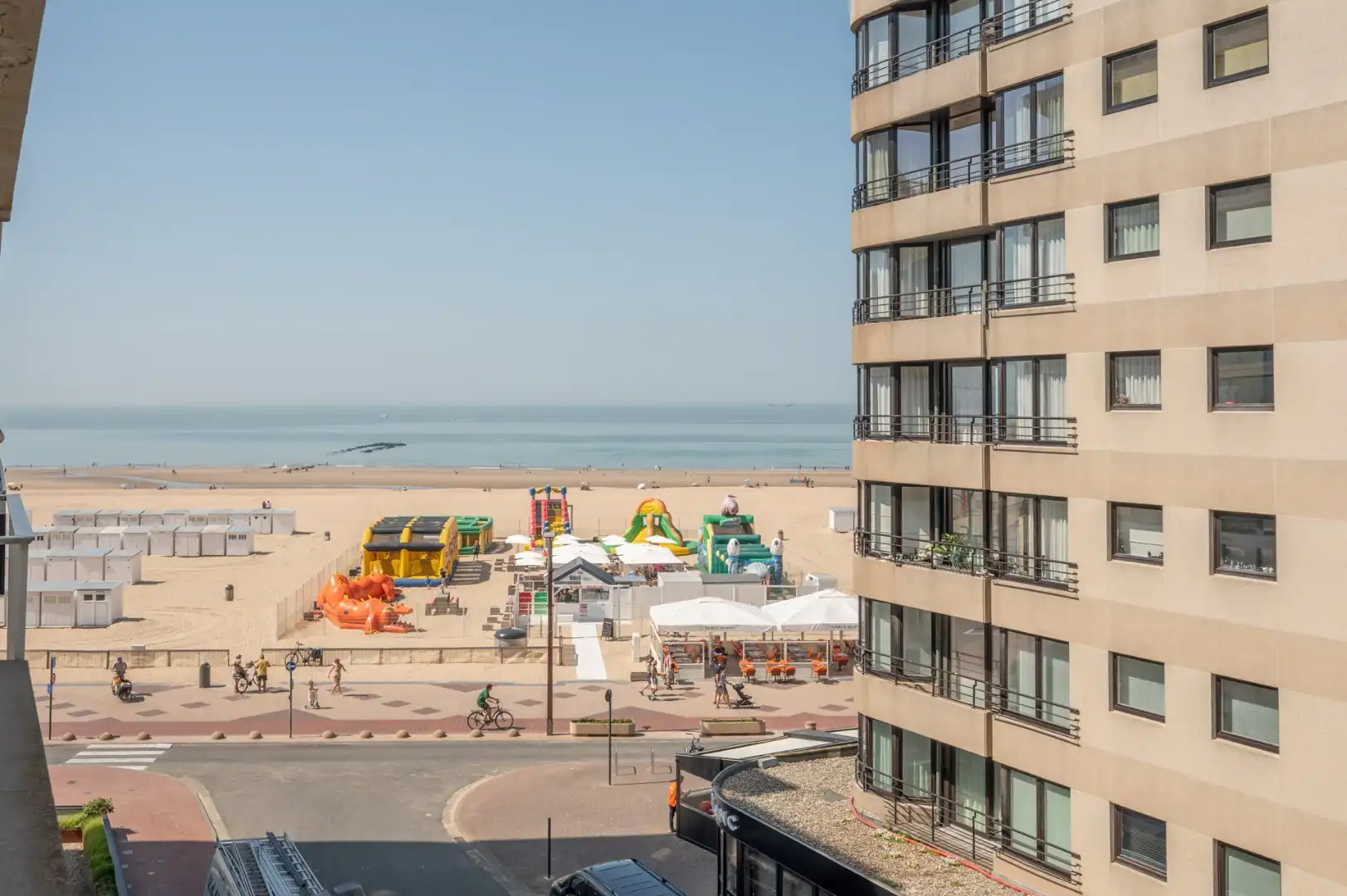 Ruim en breed appartement met goed zijdelings zeezicht foto 18
