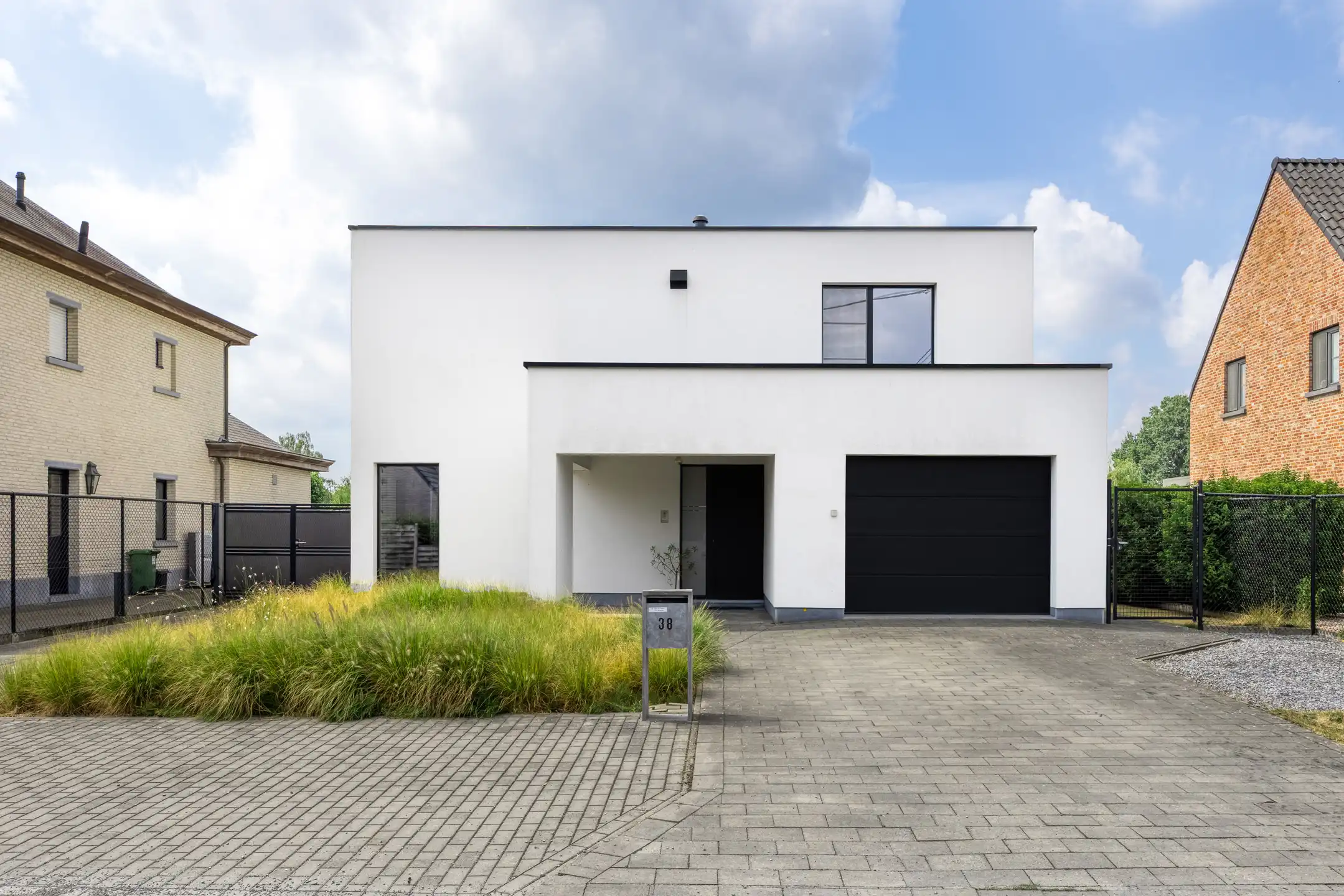 Moderne woning met tuin en bijgebouw in rustige wijk foto {{pictureIndex}}