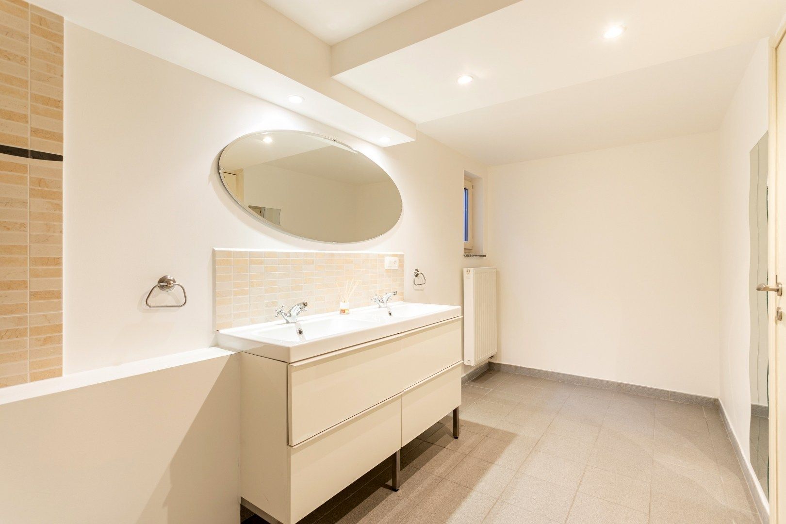 Recente kangoeroewoning met 4 slaapkamers, garage en tuin in een doodlopende straat foto 21