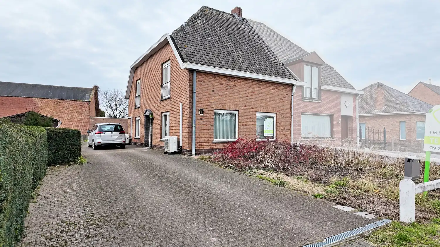 Verrassend ruime woning met 4 slaapkamers en garage foto {{pictureIndex}}