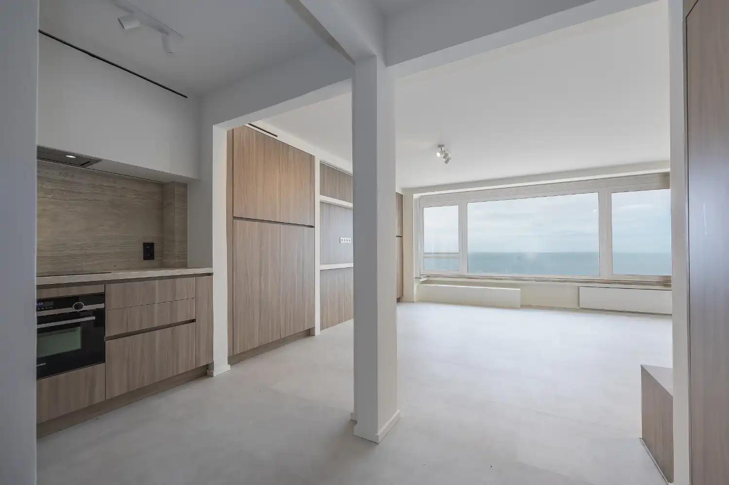Gerenoveerd 2-slaapkamerappartement met frontaal zeezicht foto 14