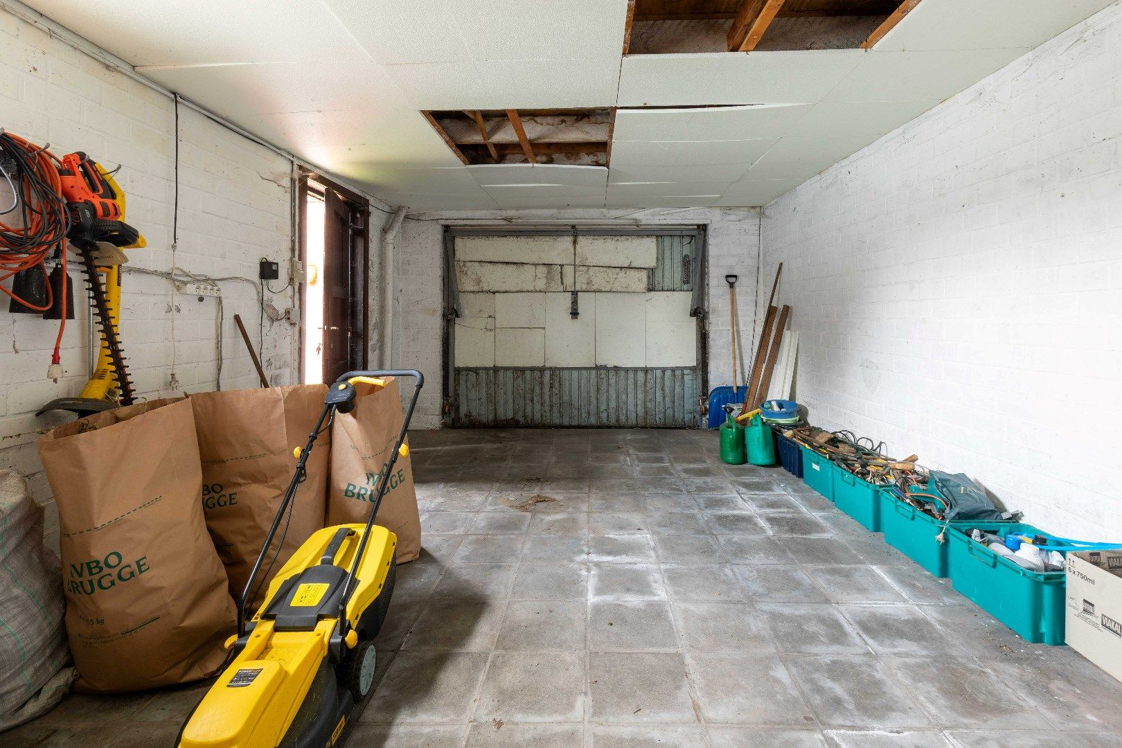Verder te vernieuwen open bebouwing met grote garage, zonnige tuin en vijver nabij de Damse Vaart. foto 18