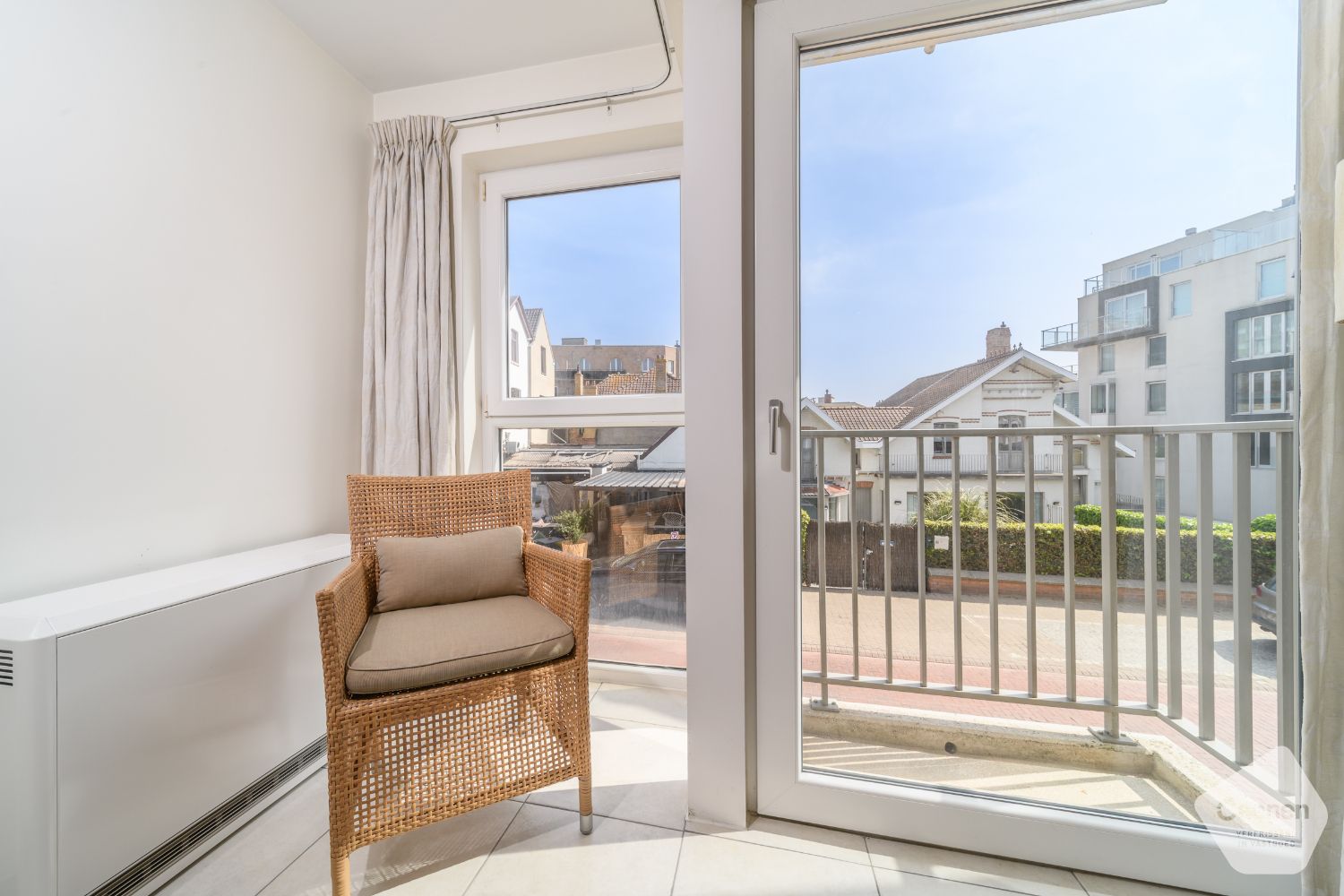 Instapklaar 1-slaapkamerappartement met terras nabij zee en centrum foto 10