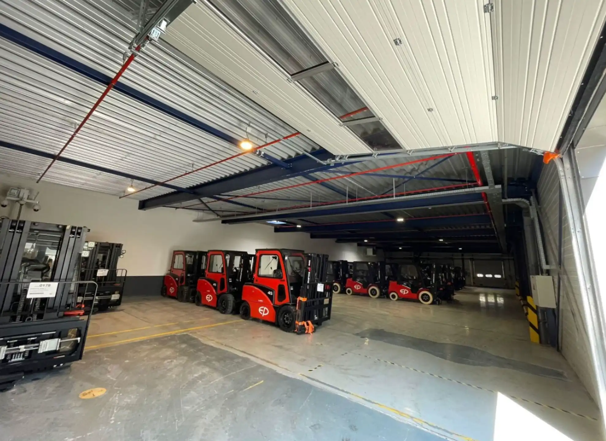 Logistieke ruimte met laadkades te huur te Beersel foto 4