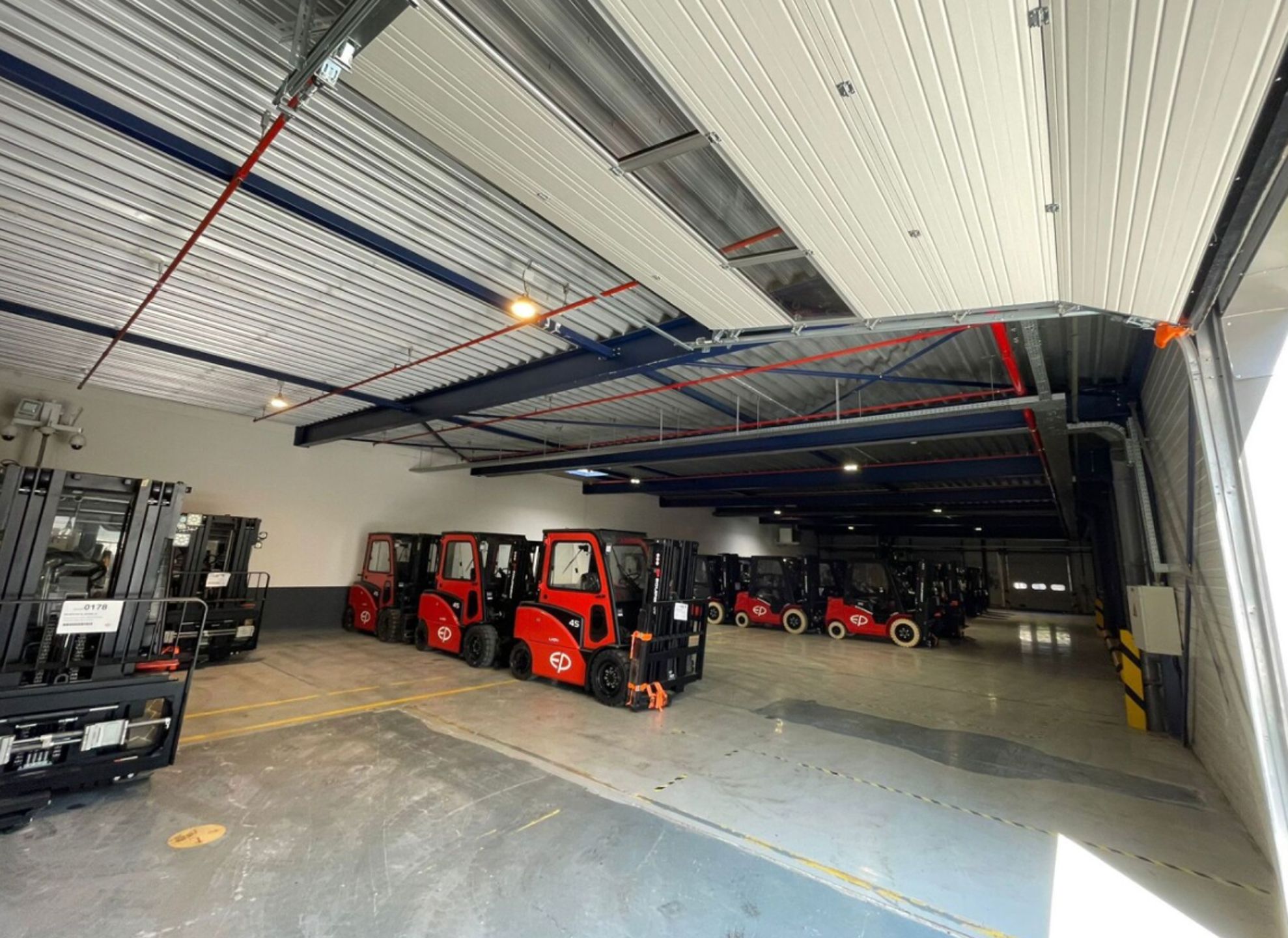 Logistieke ruimte met laadkades te huur te Beersel foto 4