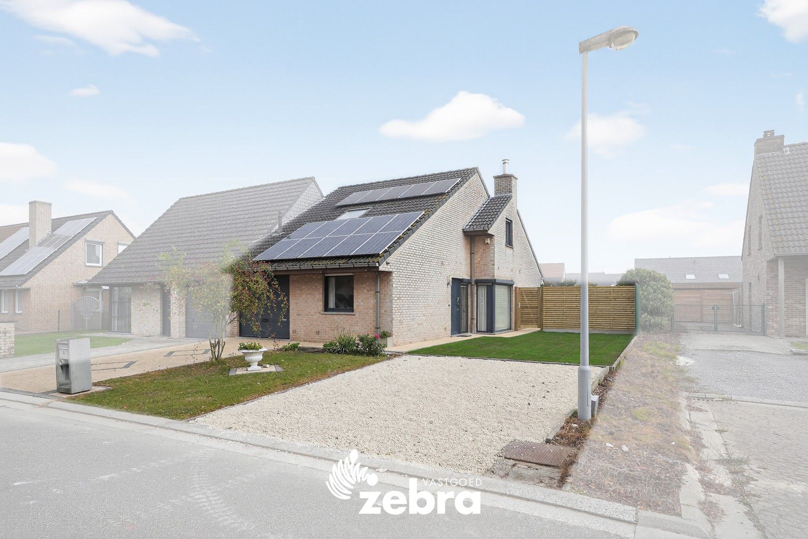 Instapklare woning met garage en 3 slaapkamers in kindvriendelijke wijk te Oostnieuwkerke! foto {{pictureIndex}}