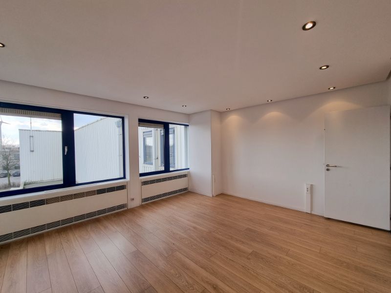 Magazijn en kantoorruimtes te huur foto 2