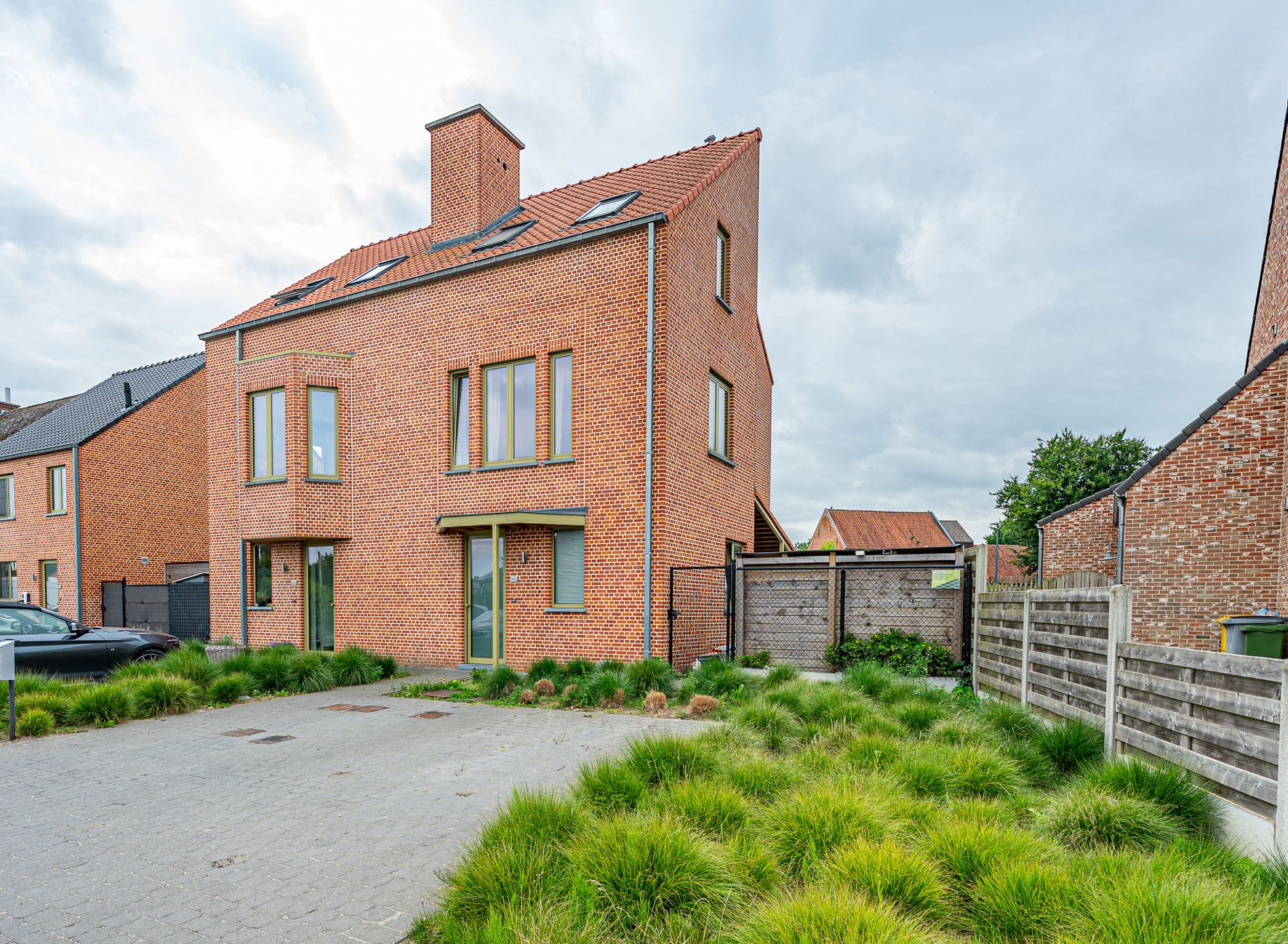 Recente woning in halfopen bebouwing foto {{pictureIndex}}