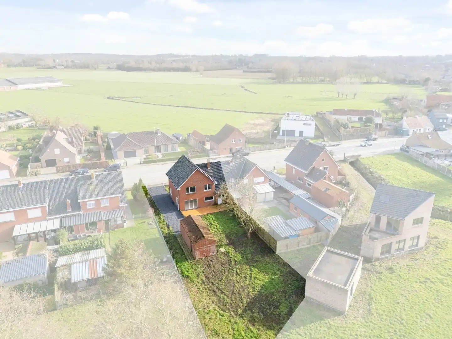 Hoofdfoto van de publicatie: Halfopen blikvanger met grote tuin en 4 slaapkamers in rustige woonwijk in koekelare