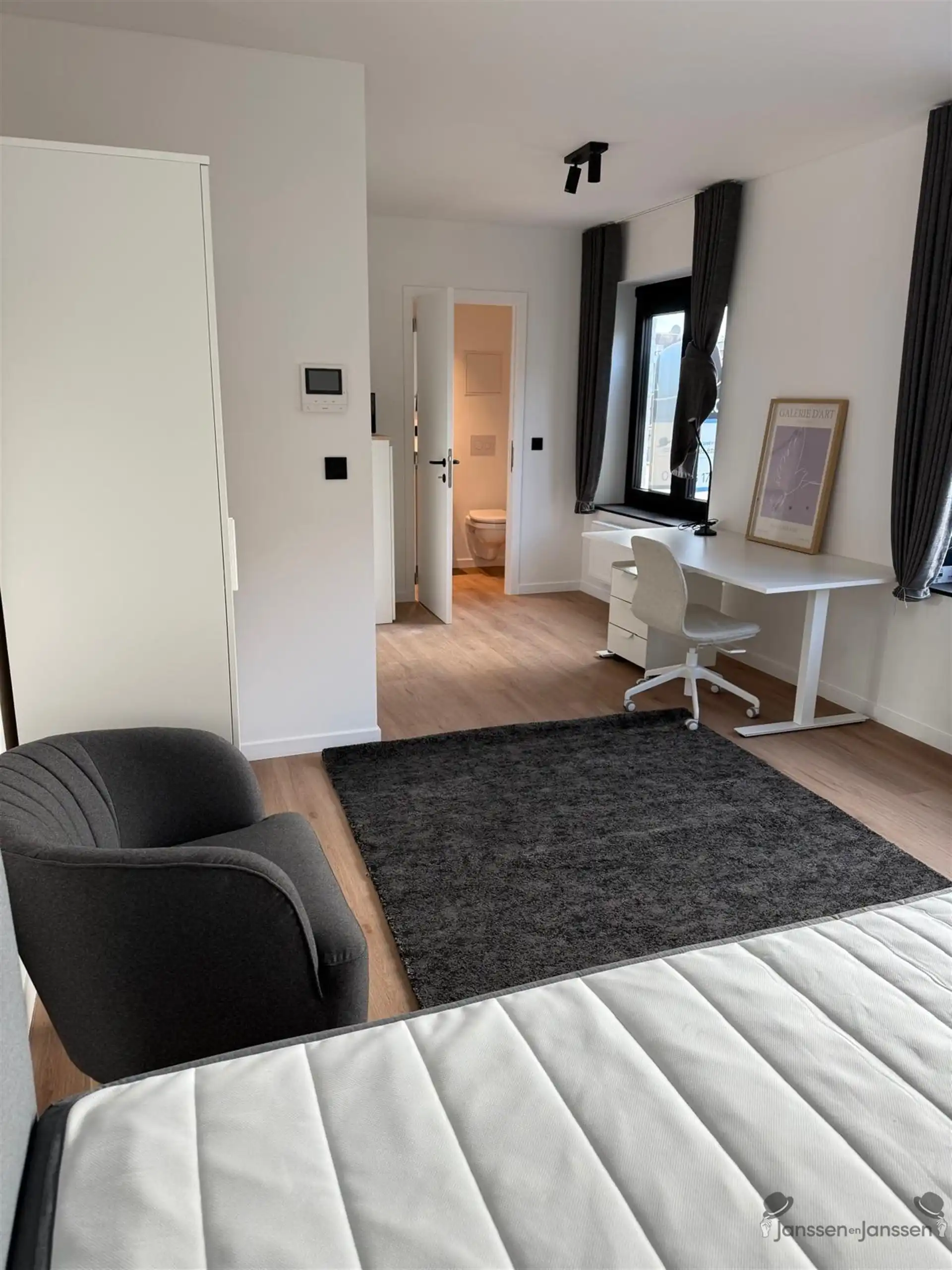 Luxe studentenkamer met eigen sanitair en toegang tot het gemeenschappelijk terras foto 4
