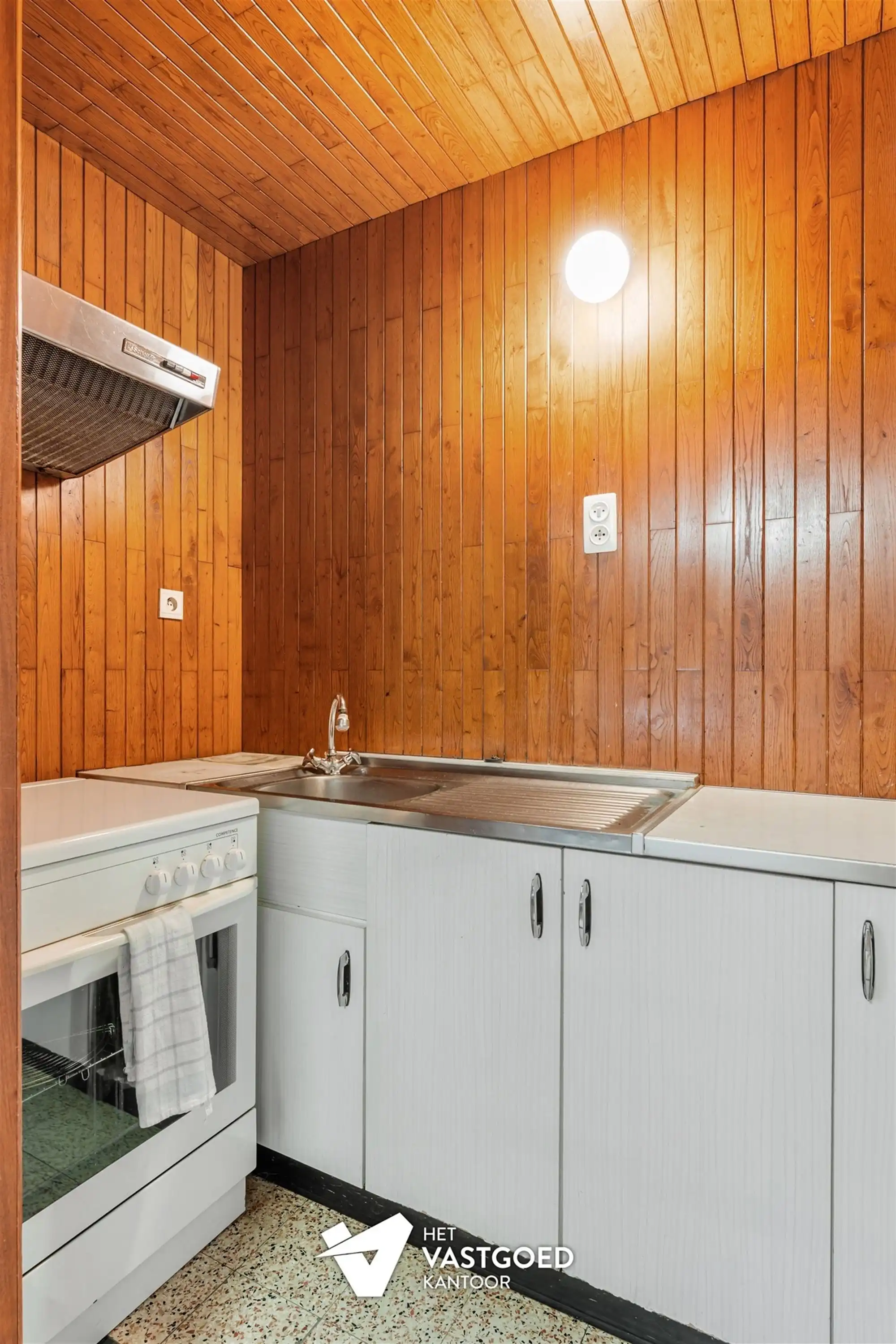 OP TE FRISSEN KARAKTERVOLLE WONING UITERST RUSTIG GELEGEN TEN MIDDEN VAN HET GROEN OP EEN PERCEEL VAN 20A16CA TE OOSTHAM foto 11