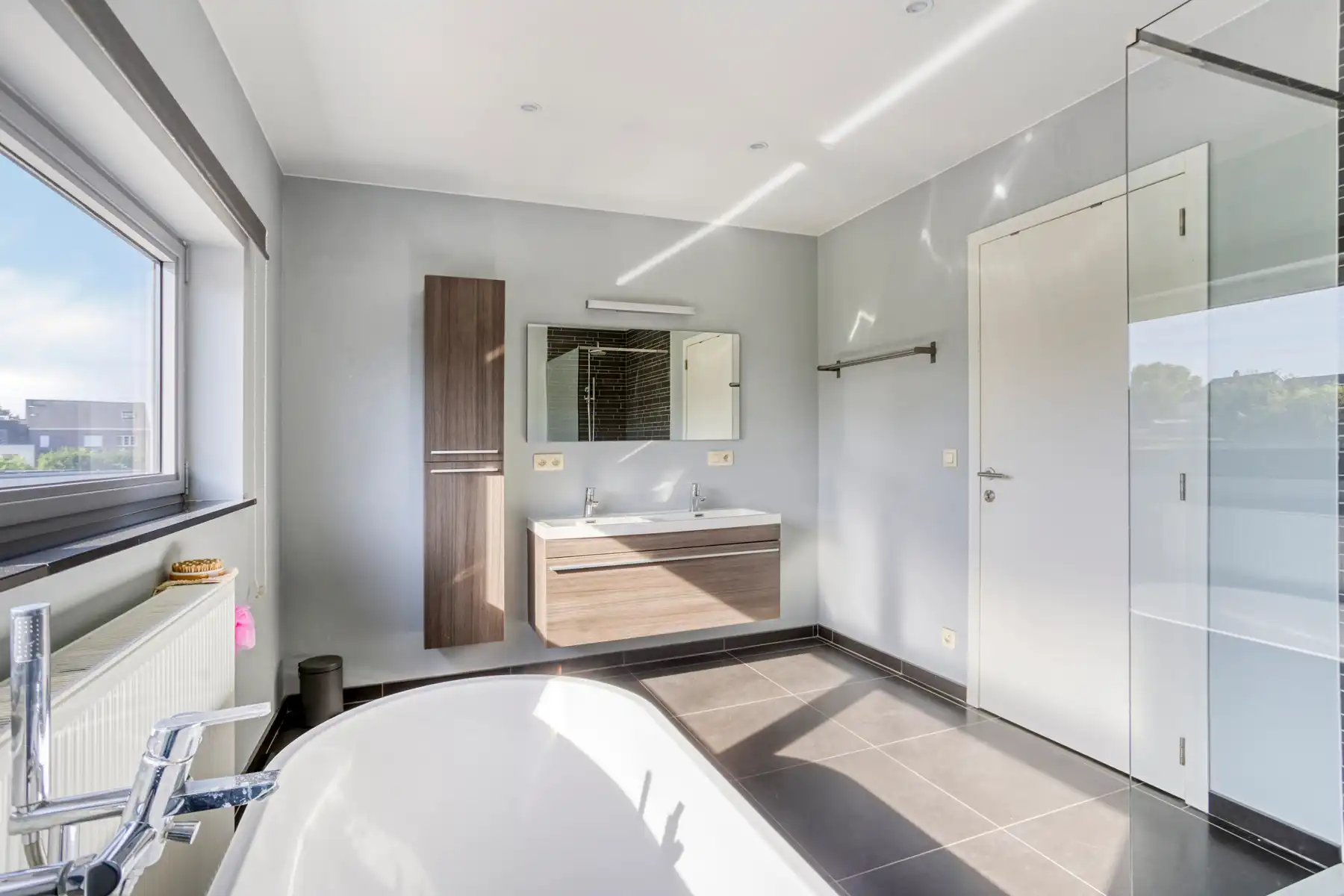 Recente 3-gevelwoning op topligging foto 16