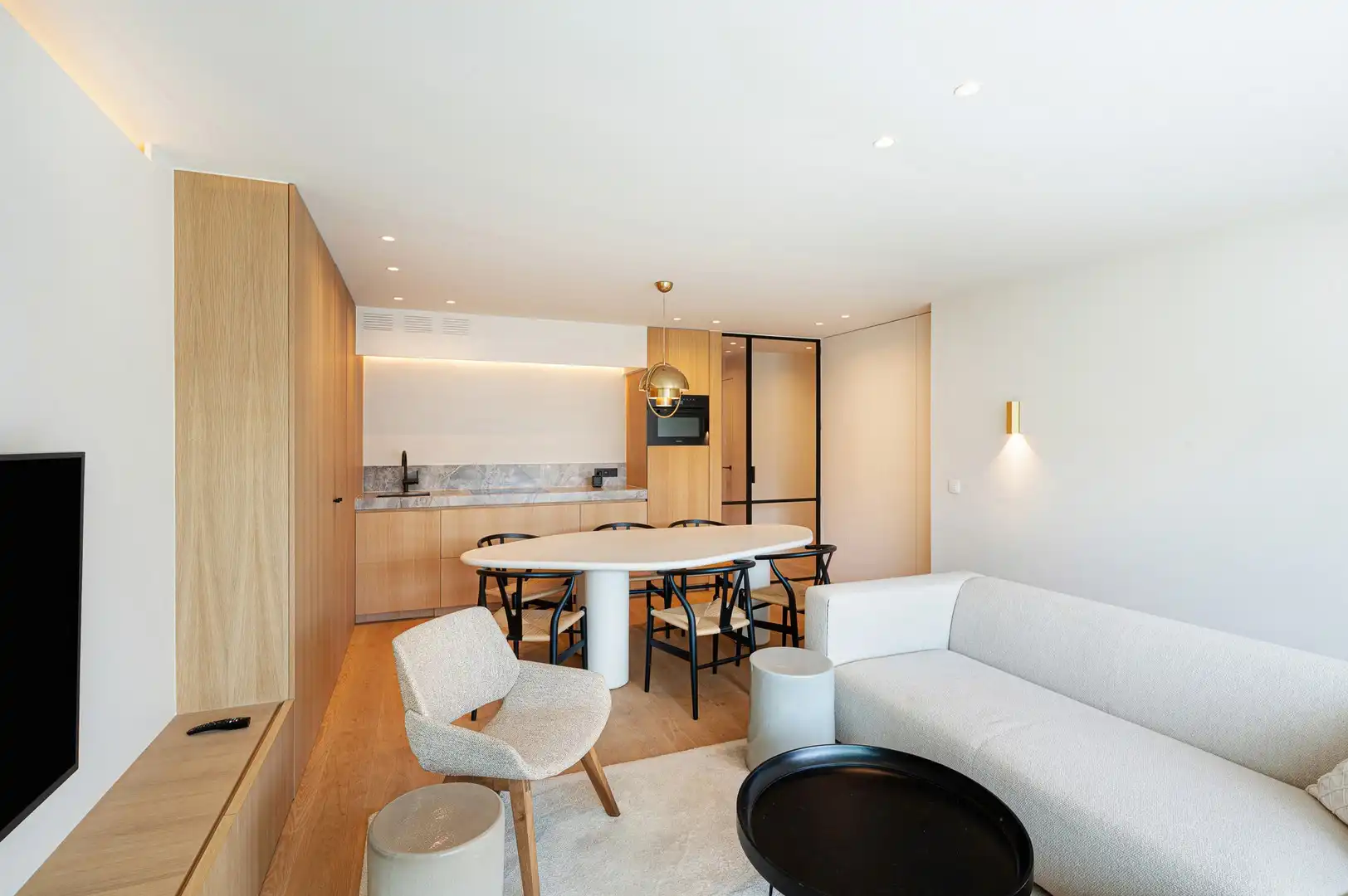 Prachtig afgewerkt, gemeubeld twee slaapkamer appartement heel goed gelegen op de Kustlaan. foto 7