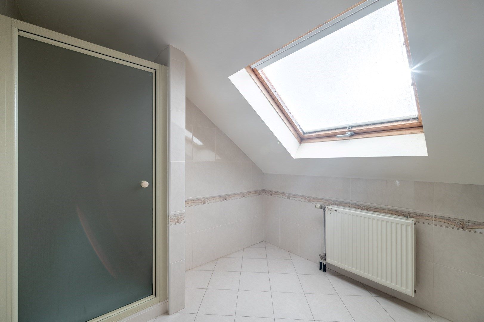 Instapklare woning met inpandige garage, 4 slk + bureau en zonnige ligging. foto 19