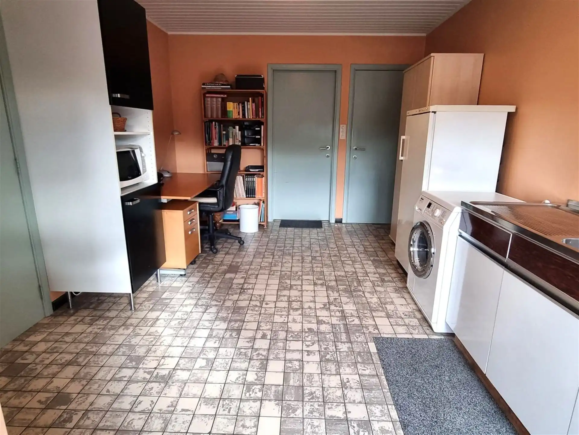 Instapklare gezinswoning, grote slaapkamers, nieuwe keuken en badkamer met zuidgerichte tuin en garage foto 12
