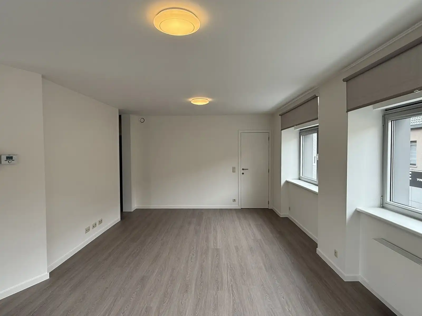 Volledig gerenoveerd, instapklaar duplex appartement met terras in het centrum van Tielt.  foto 6