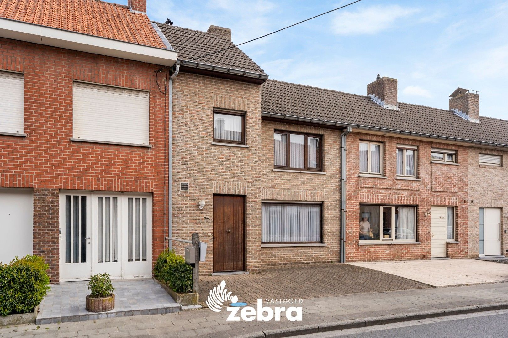 Hoofdfoto van de publicatie: Licht op te frissen woning met drie slaapkamers, garage en uitweg te Rumbeke!