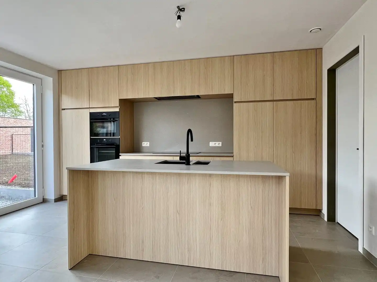 Halfopen karaktervolle nieuwbouwwoning met dubbele garage en tuin. ( 6%btw mogelijk ) foto 6