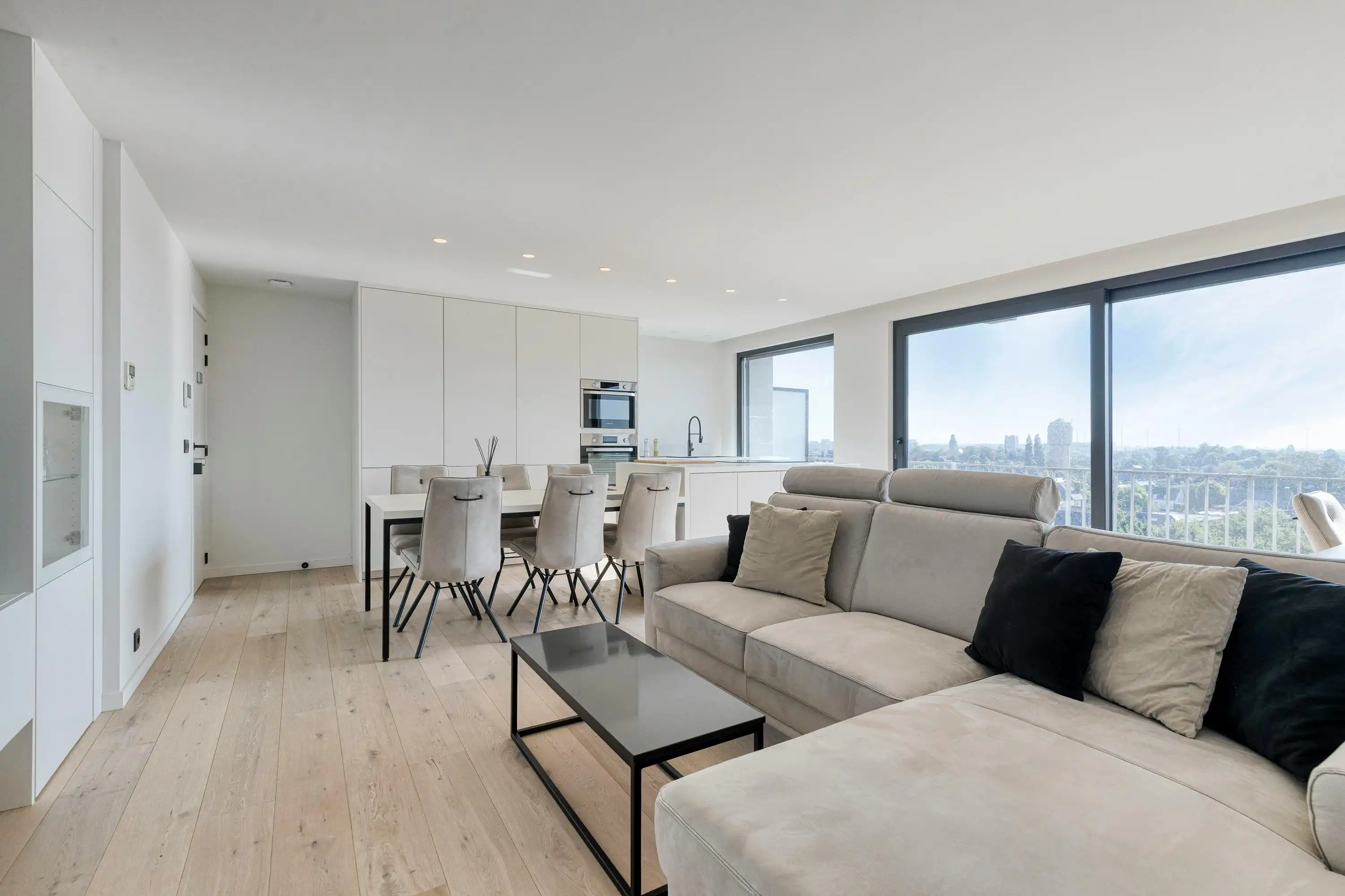 Instapklaar appartement op de 8ste verdieping met ruim terras en open uitzicht foto 3