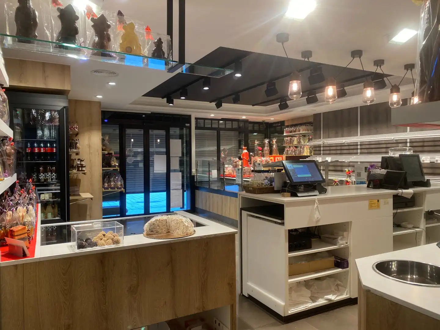 Knap handelspand, dienstig als succesvolle bakkerij, met ruime woonst en magazijn foto 2