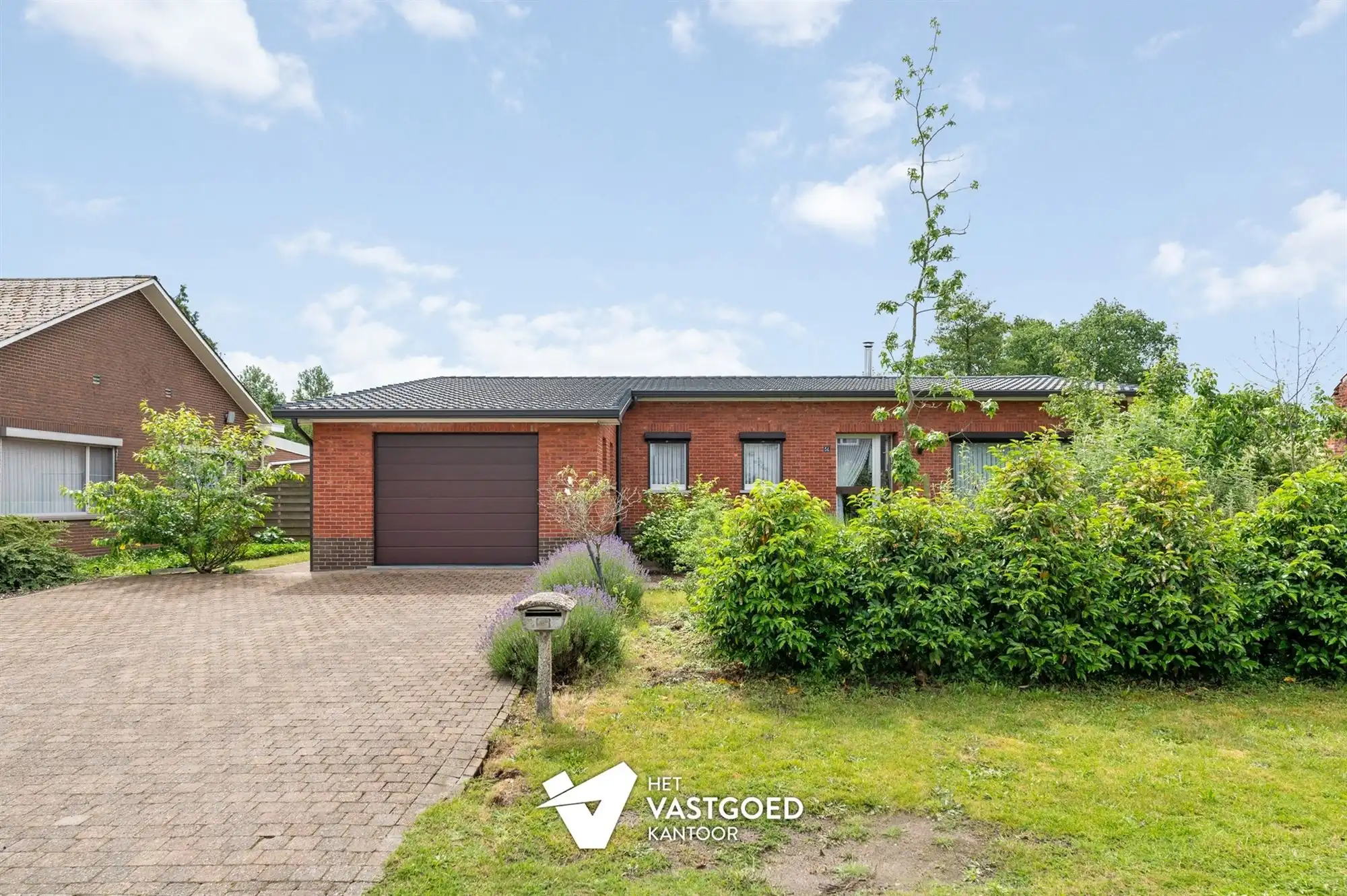 INSTAPKLARE, GELIIJKVLOERSE WONING OP TOP-LIGGING TEGEN NATUURGEBIED IN DOODLOPENDE STRAAT foto 2