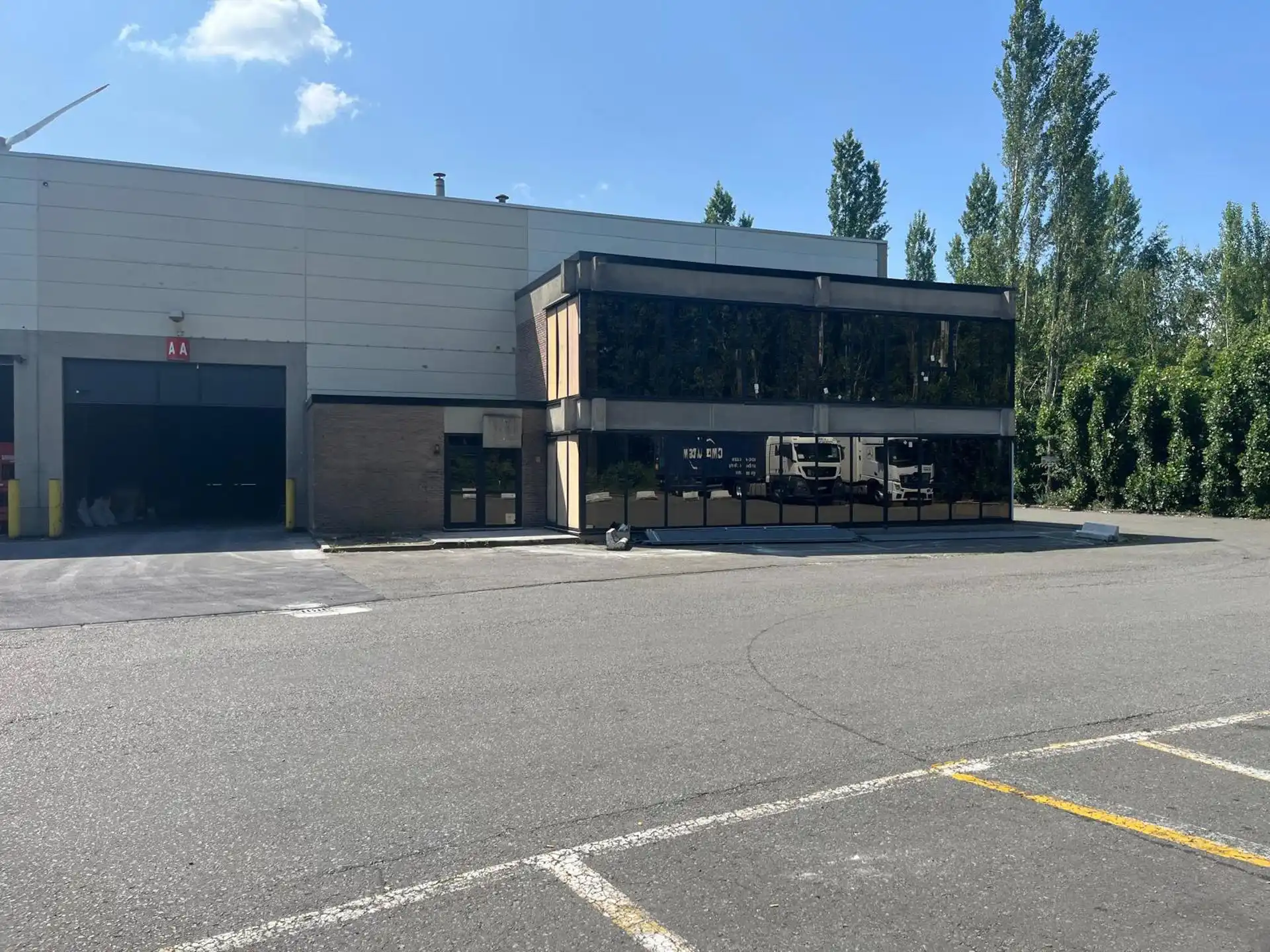 Haven magazijn 1.863m² met 561m² modern kantoor foto {{pictureIndex}}