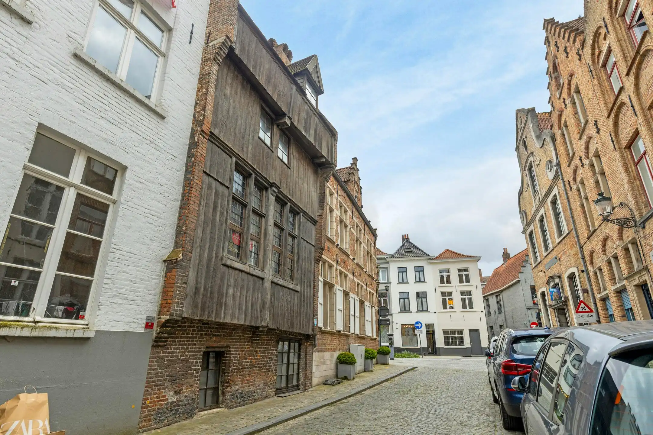 Karaktervol herenhuis met houten gevel te koop in Brugge foto 2