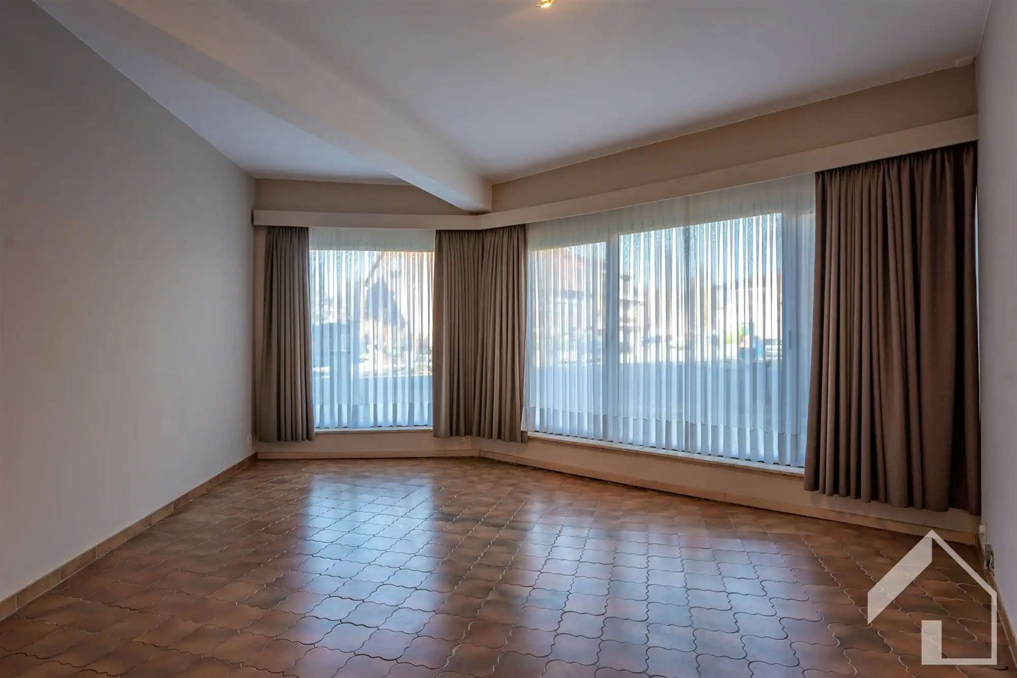 Ruim gelijkvloers appartement met garage en oprit foto 10